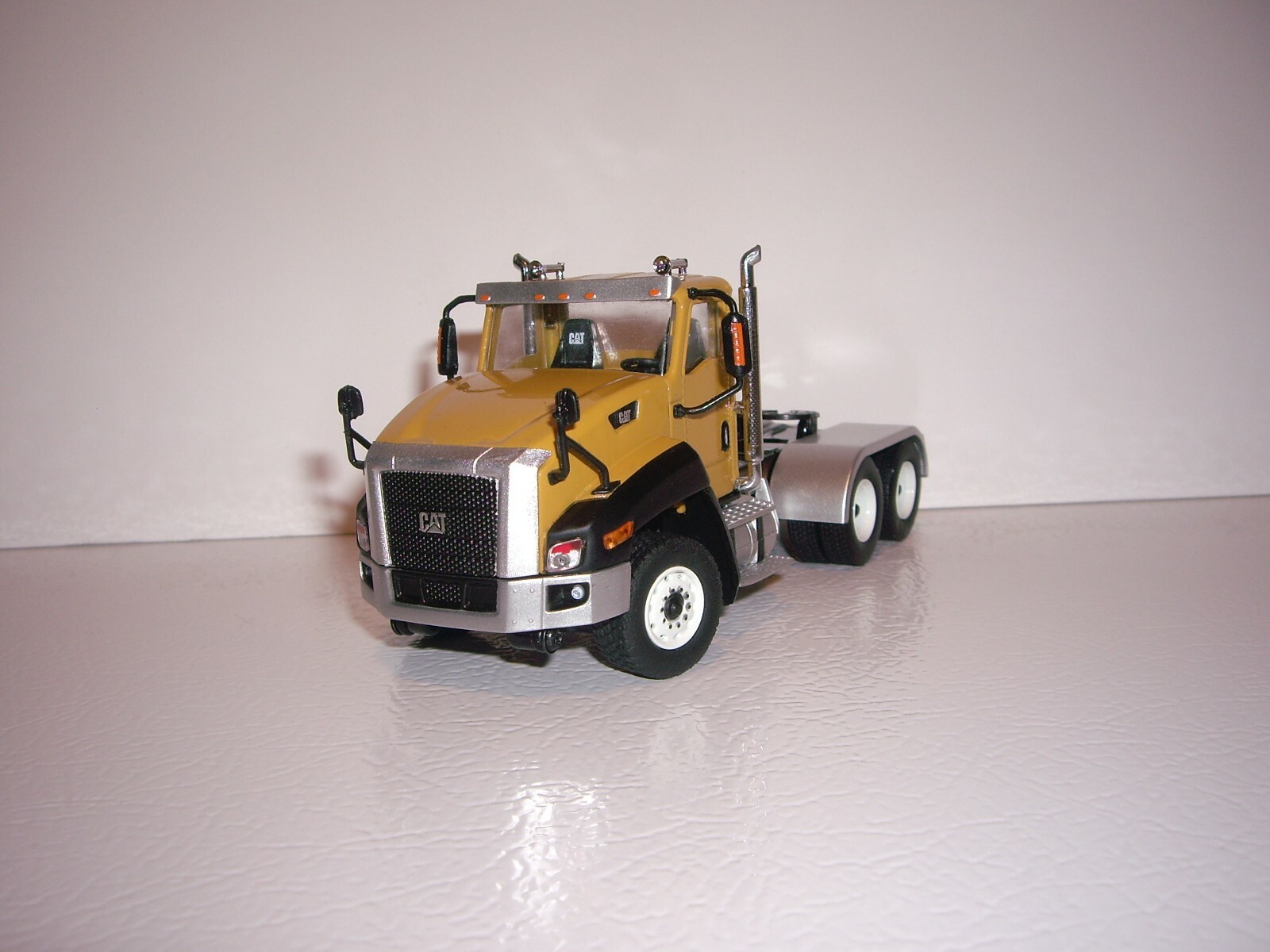 DIECAST MASTER 1/50 CAT CT660 DAYCAB WITH CAT MURALED DRYVAN SAME AS FIRST GEAR
