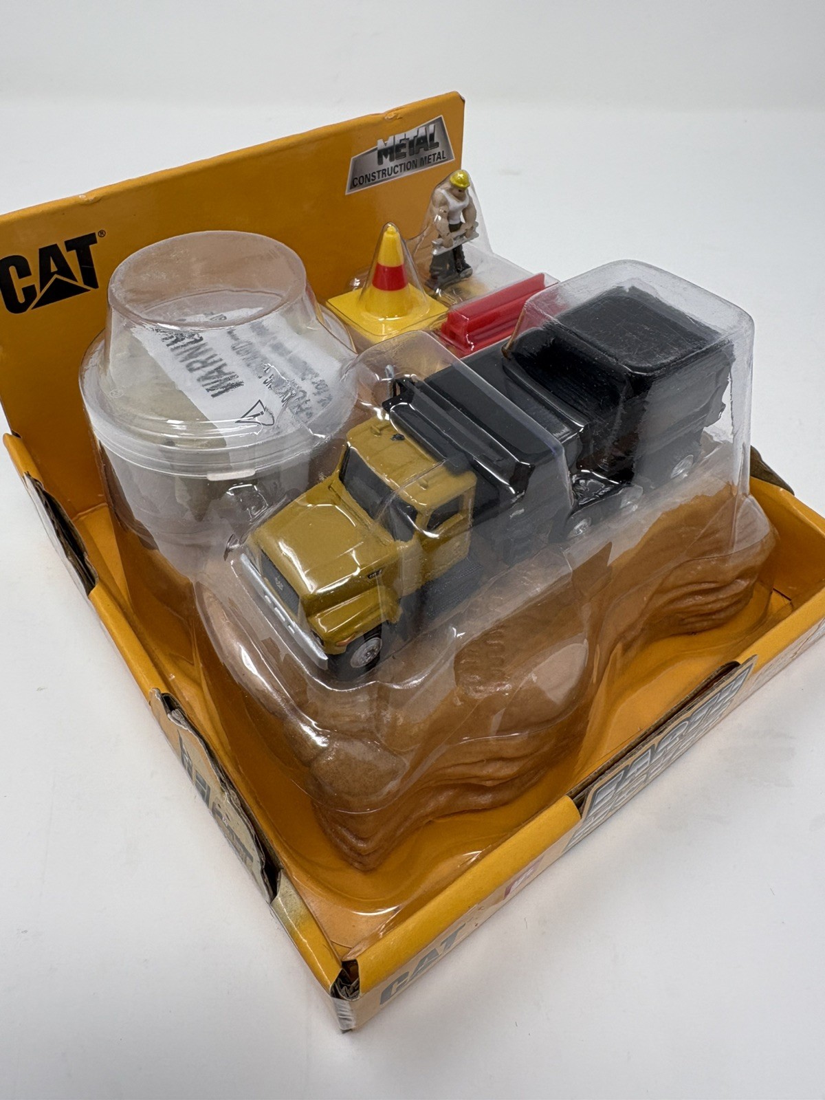 CAT Diecast Masters 1/87 Earth Mover Play Set Cat CT681 Dump Truck 84556 NEW