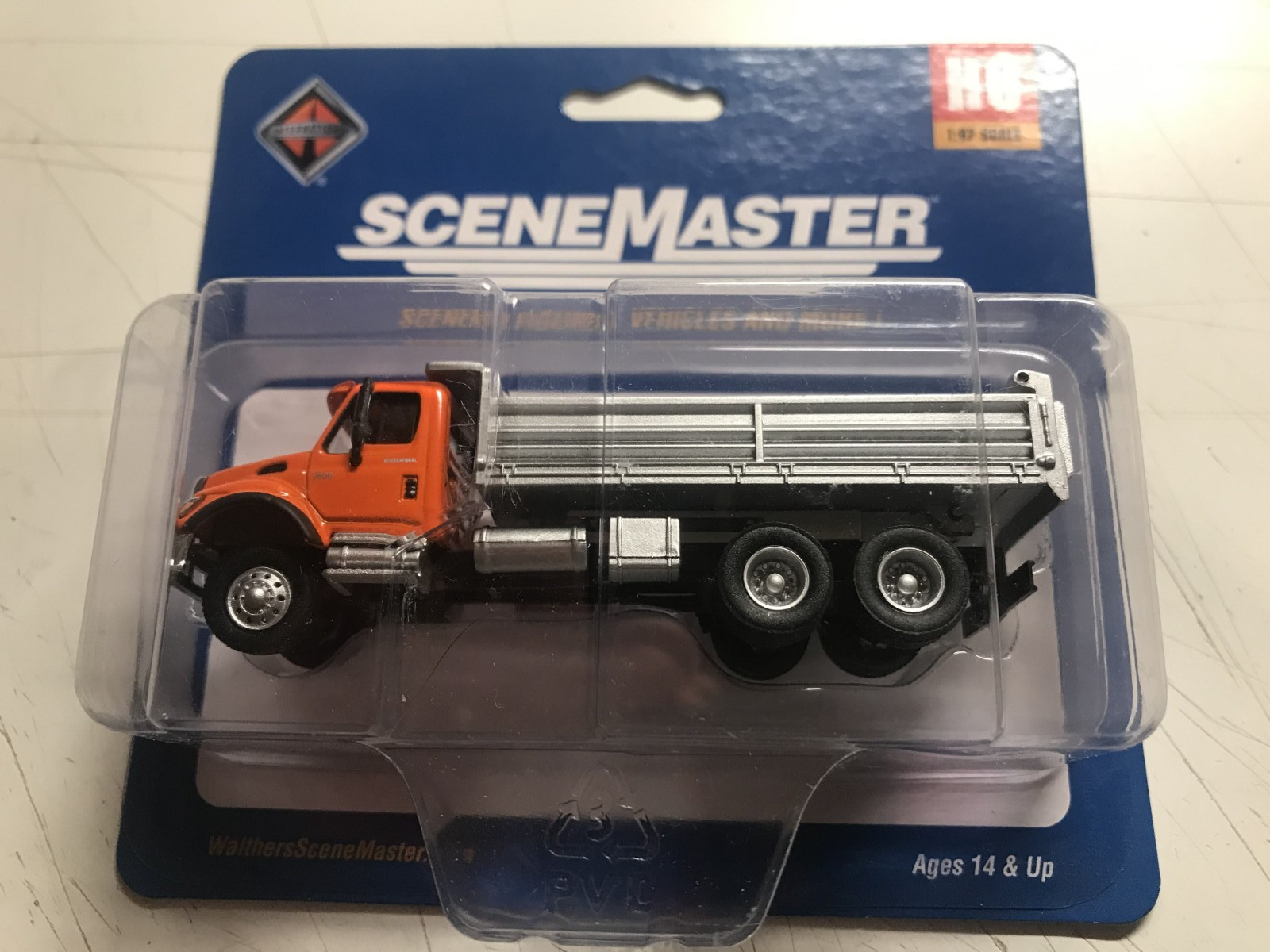 WALTHER SCENEMASTER HO SCALE INTERNATNL 7600 3-AXLE HVY DUTY DUMP TRK #949-11661
