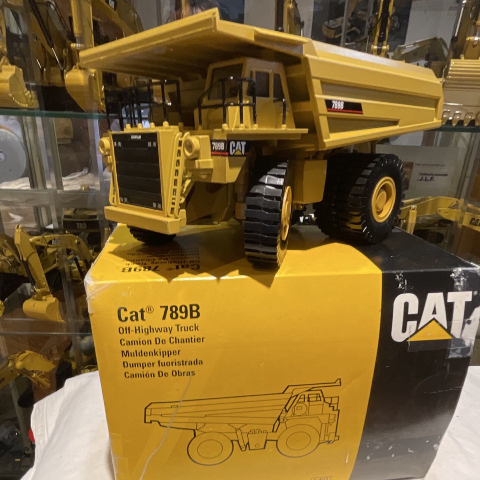 CAT 789B Off-Highway Dump Truck 1:50 Diecast Model Yellow Black w/ Box