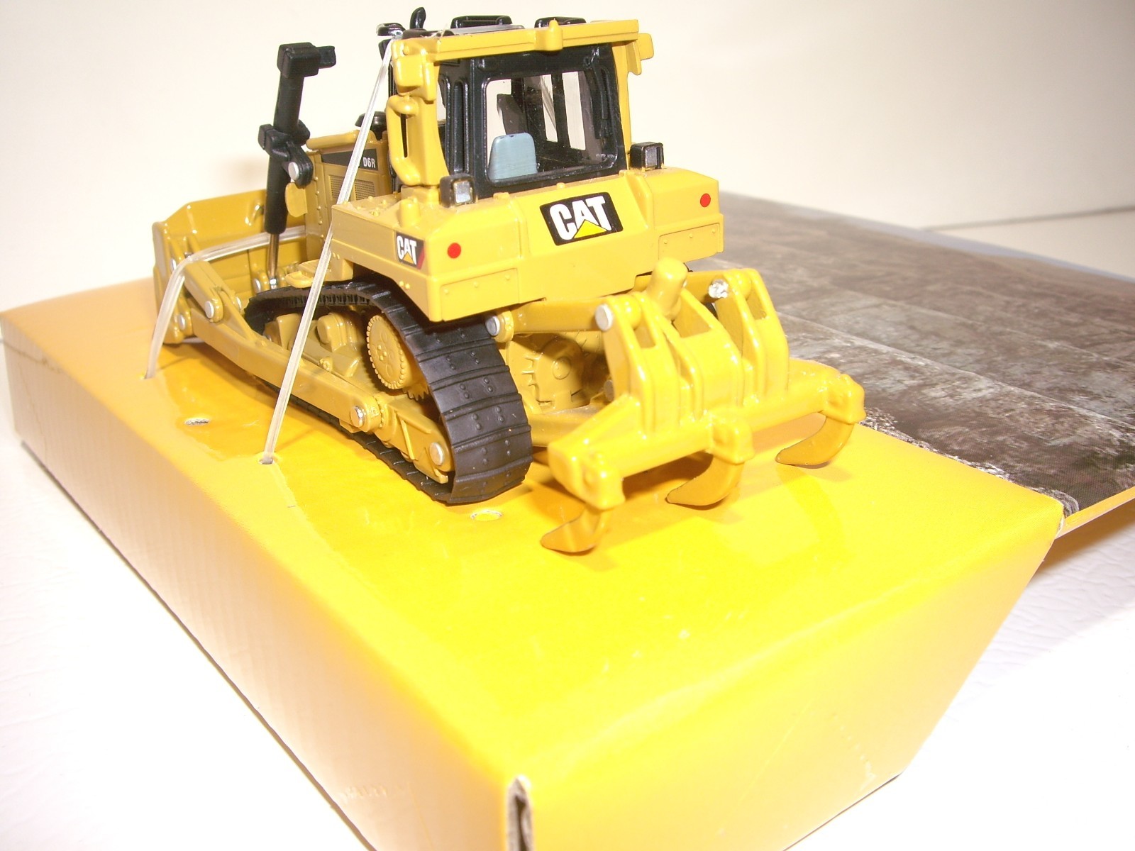 DIECAST MASTERS 1/64 CAT D6R TRACK-TYPE TRACTOR SAME SCALE AS DCP