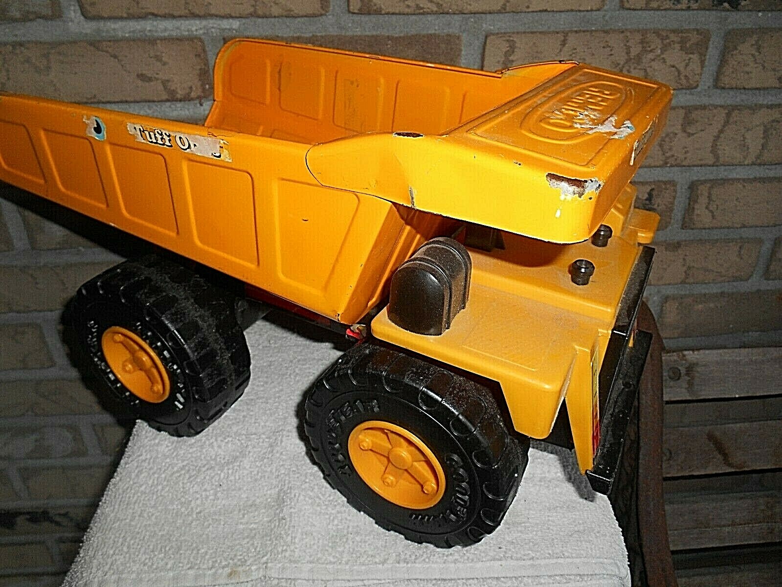 VINTAGE 1998 ROAD CHAMPS REMCO TUFF ONES LARGE METAL DUMP TRUCK. 9″ TALL.