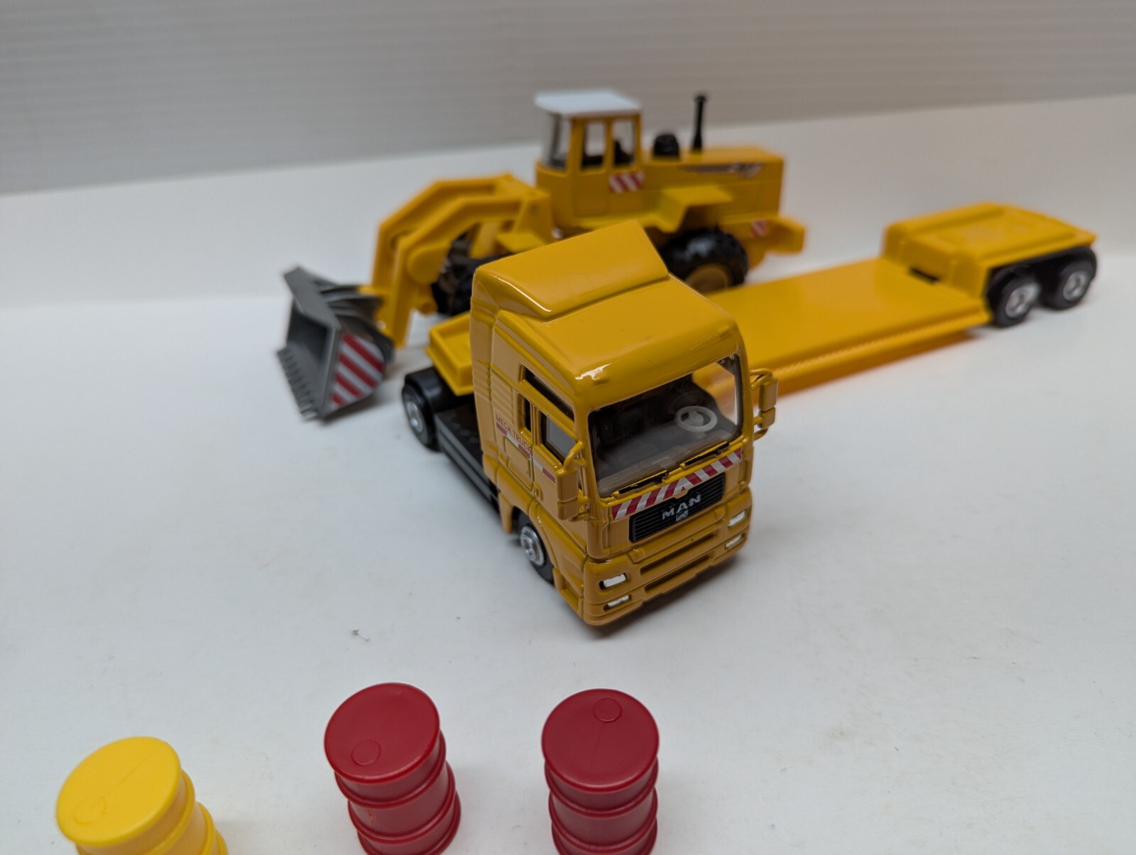 LOT OF 18 Construction Toys Trucks Men at Work Sign Rocks Steel Rolls Toy Set