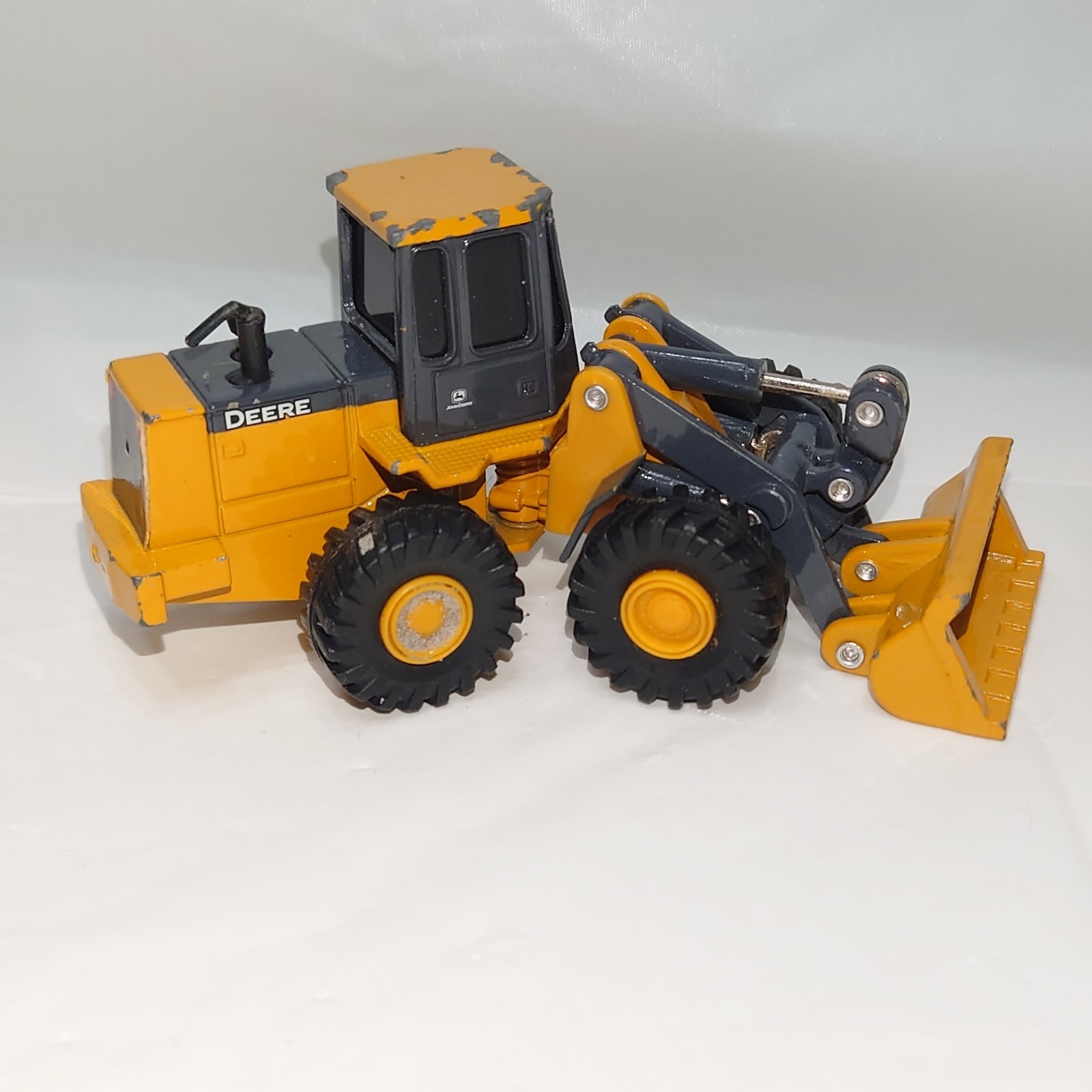 Ertl John Deere Wheel Loader 37014 1/64 Scale Die-Cast Metal Construction