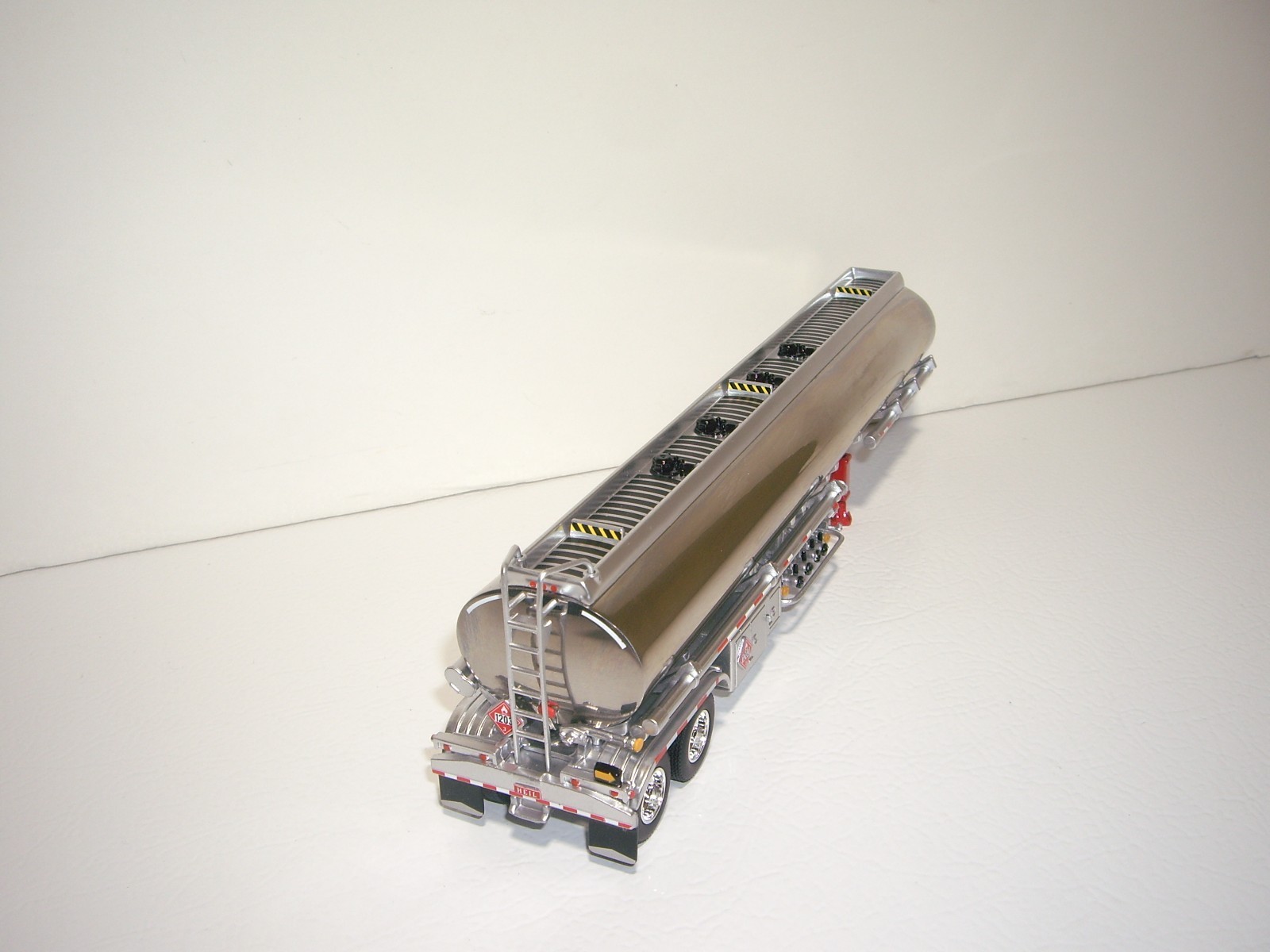 DCP FIRST GEAR 1/64 CHROME WITH RED LANDING GEAR HEIL FUEL TANKER
