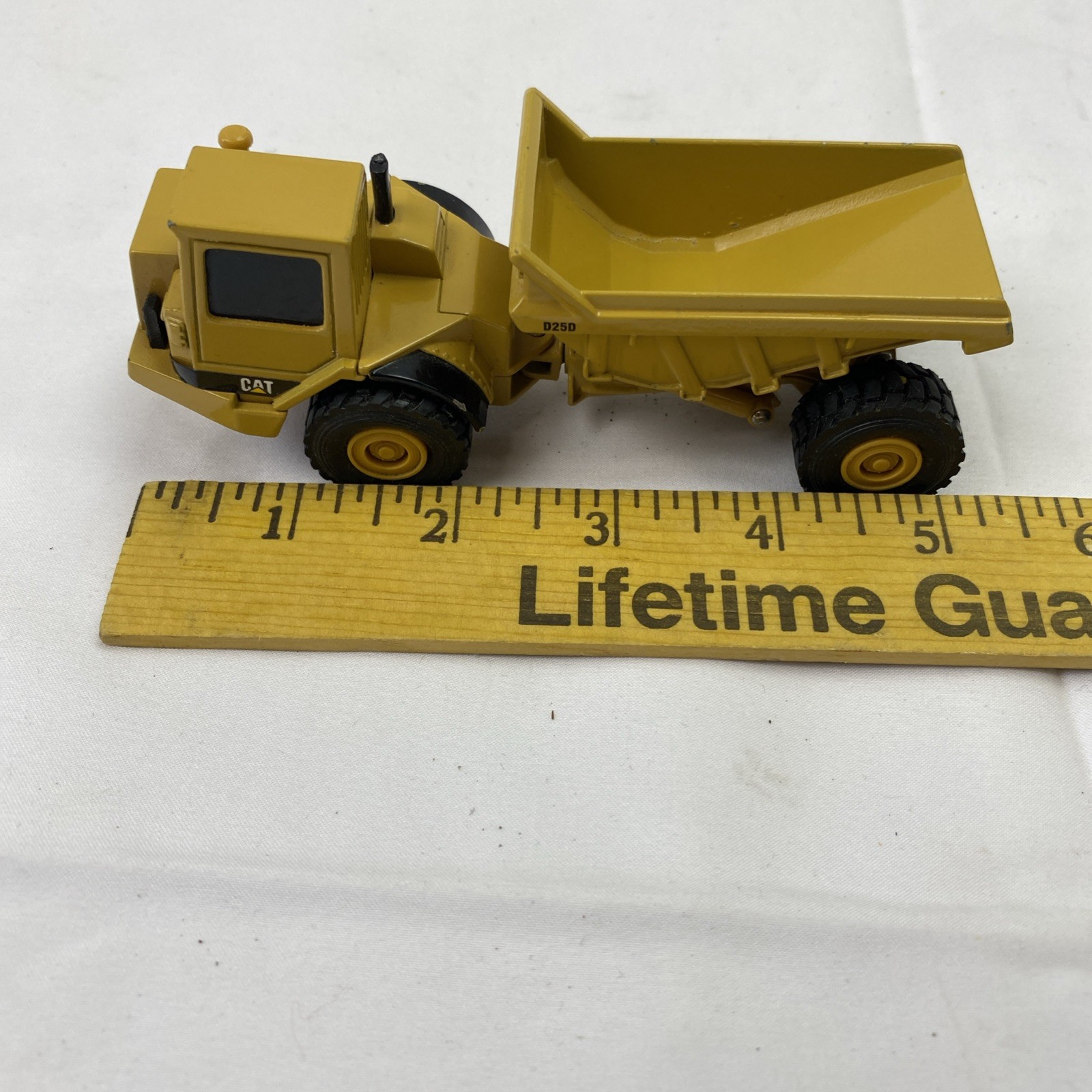 ERTL Caterpillar CAT D25D Articulated Dump Truck 1:64