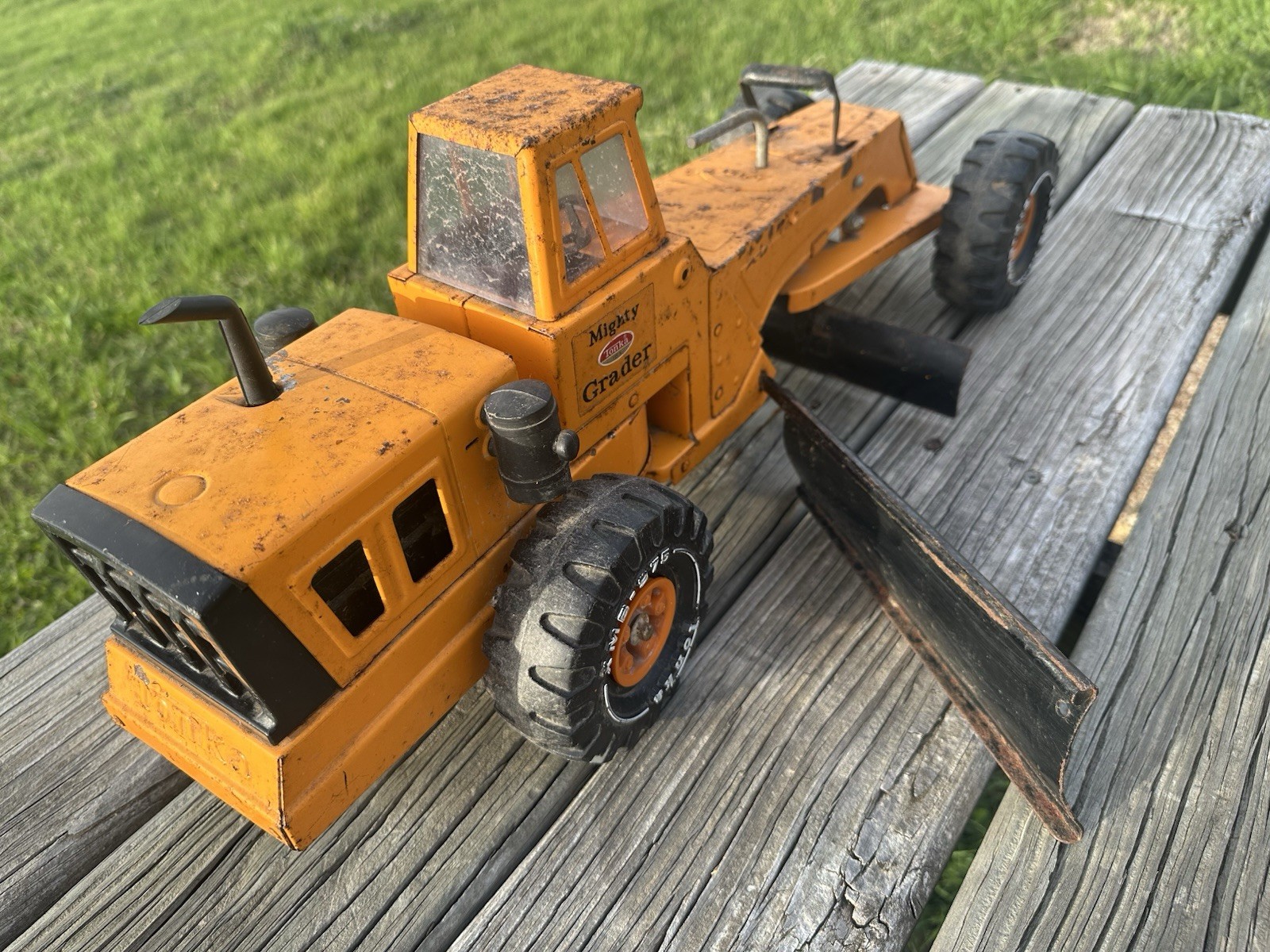 Vintage 1970s Mighty Tonka Road Grader Diesel XMB-975 Orange Pressed Steel NICE