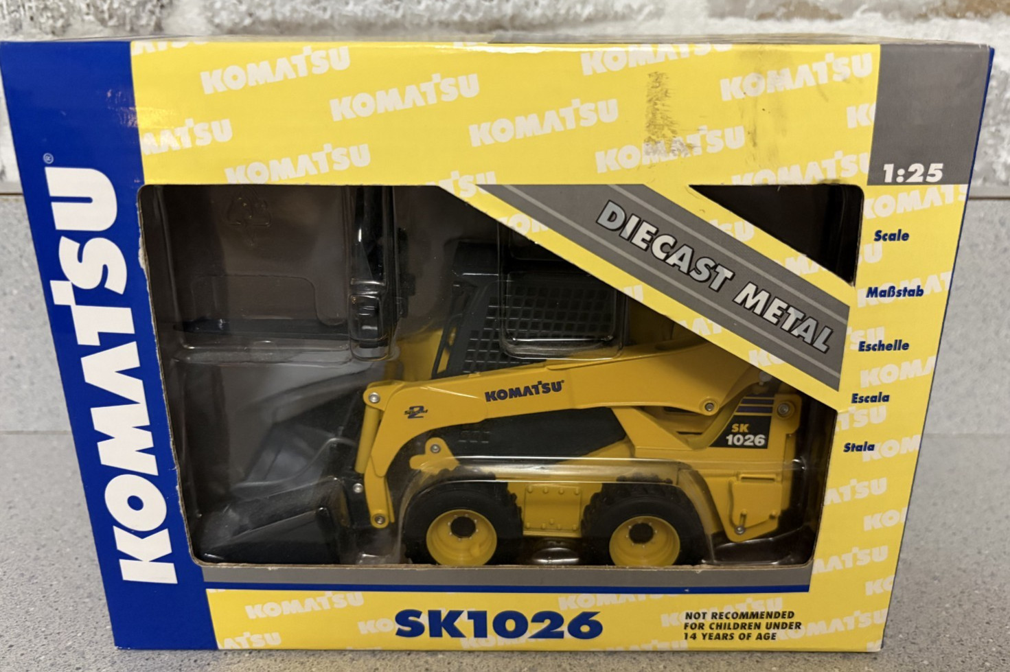 NIB komatsu sk1026 first gear 1:25 Skidsteer Loader Diecast