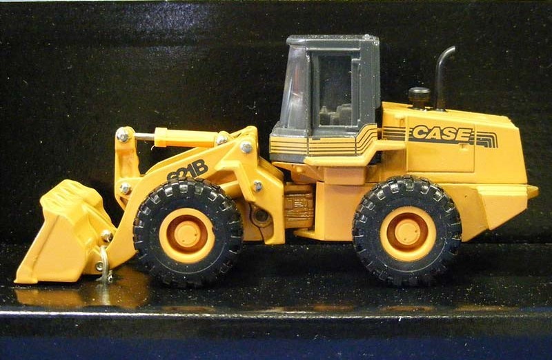 Ertl 4547 Case 621B Wheel Loader 1/50 Die-cast MIB