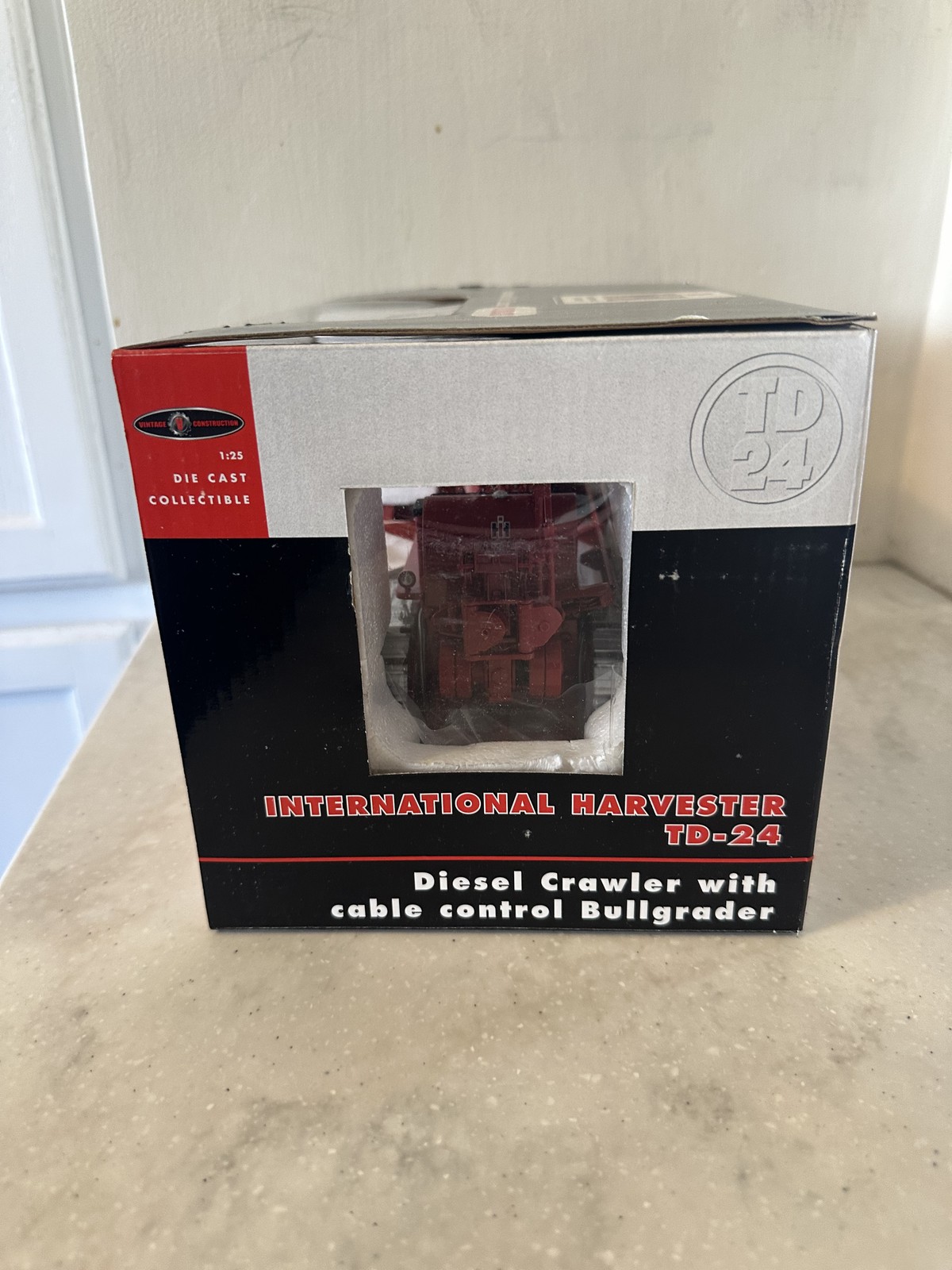 International Harvester TD-24 Diesel Crawler Bullgrader 1:25 Diecast Model NIB