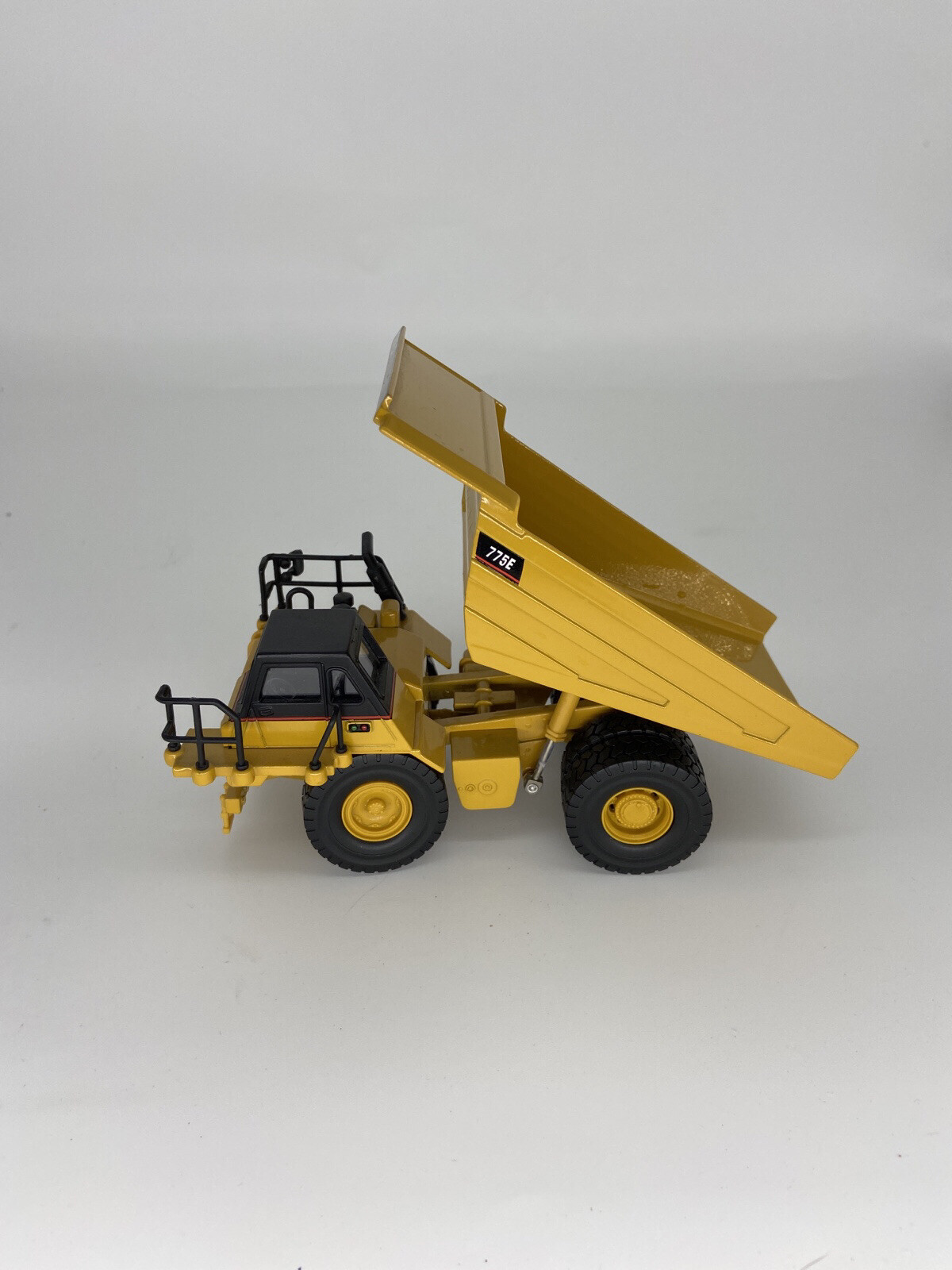 Norscot Caterpillar Quarry Set 775E Off Highway Truck and 988G Wheel Loader 1:64