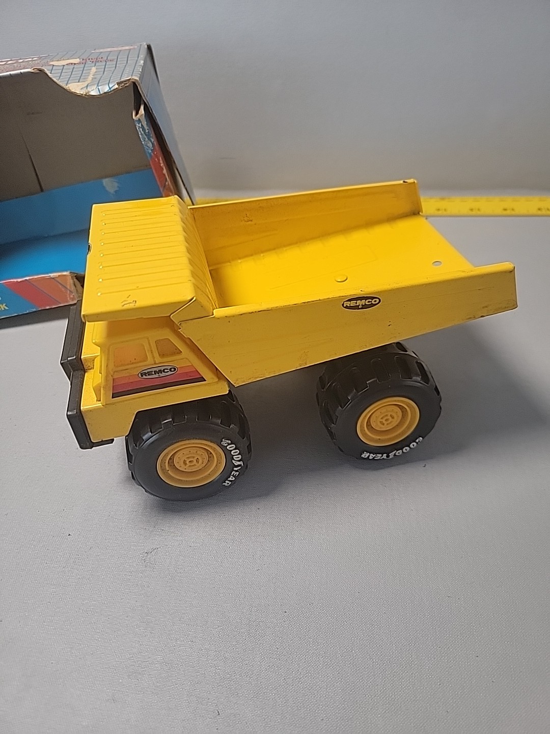Vintage 1988 REMCO CAT Metal &Plastic Dump Truck Caterpillar 0950 Toy