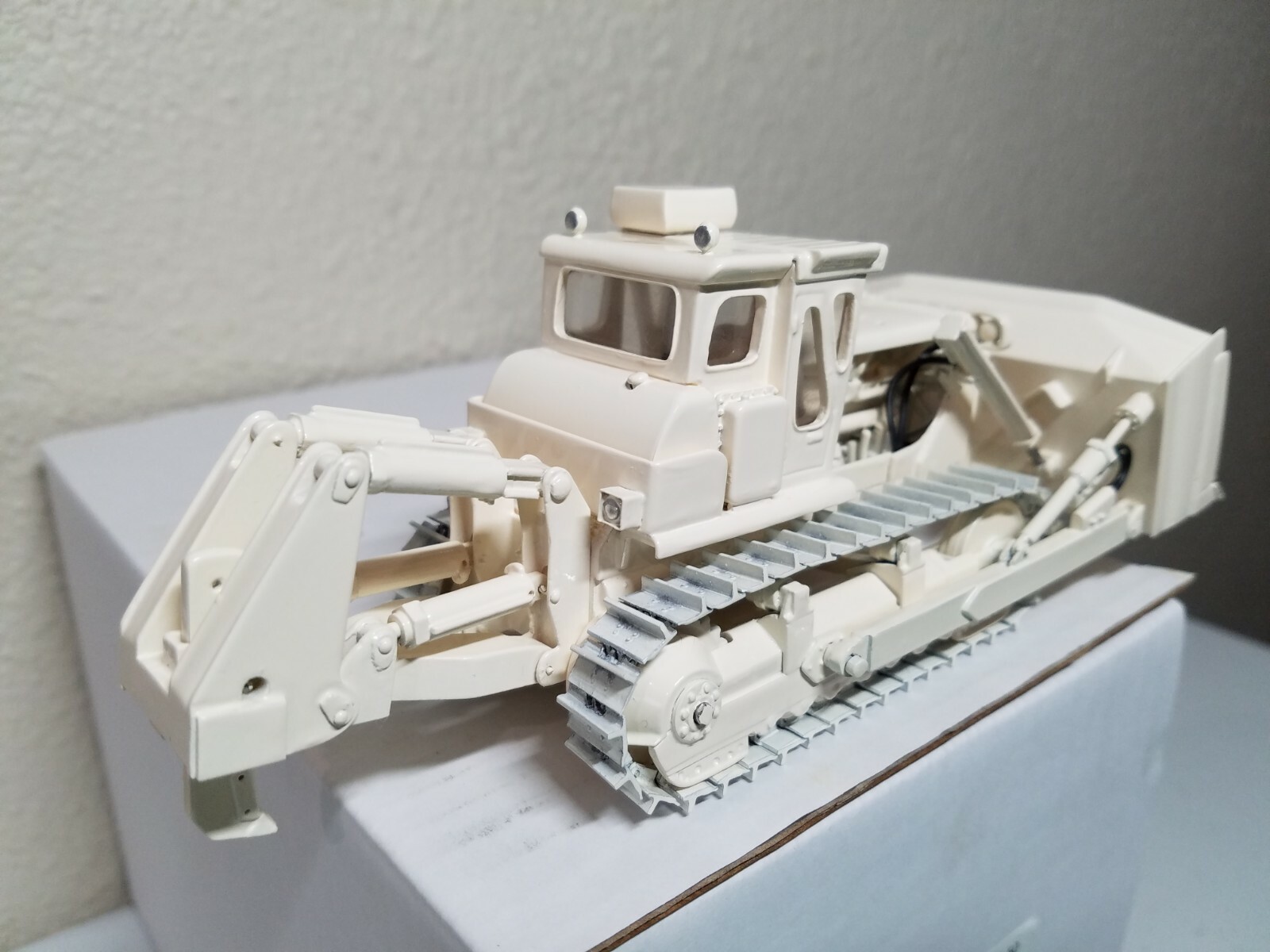 Cat D9H Dozer with Straight Blade, Ripper, Cab – White EMD 1:50 Scale #N146 New