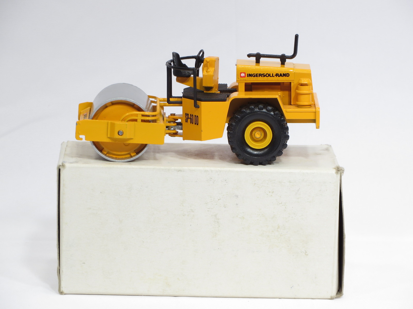 Ingersoll Rand SP60DD Roller – 1/50 – NZG #157 – N.MIB