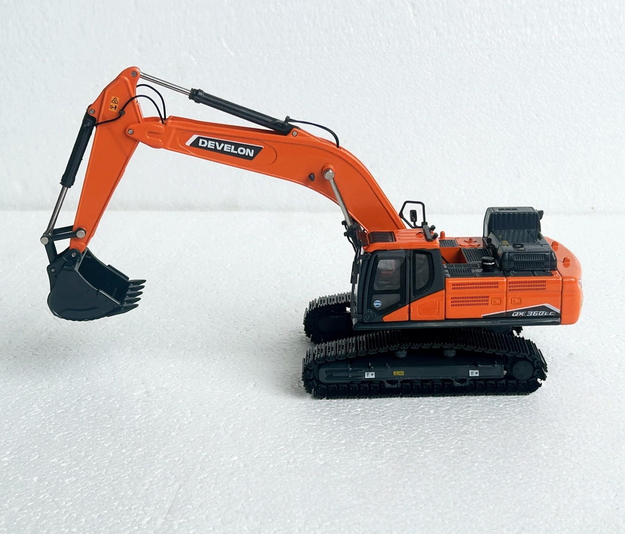 1/50 Scale DEVELON DX360LC Hydraulic Excavator Diecast Model Toy NIB