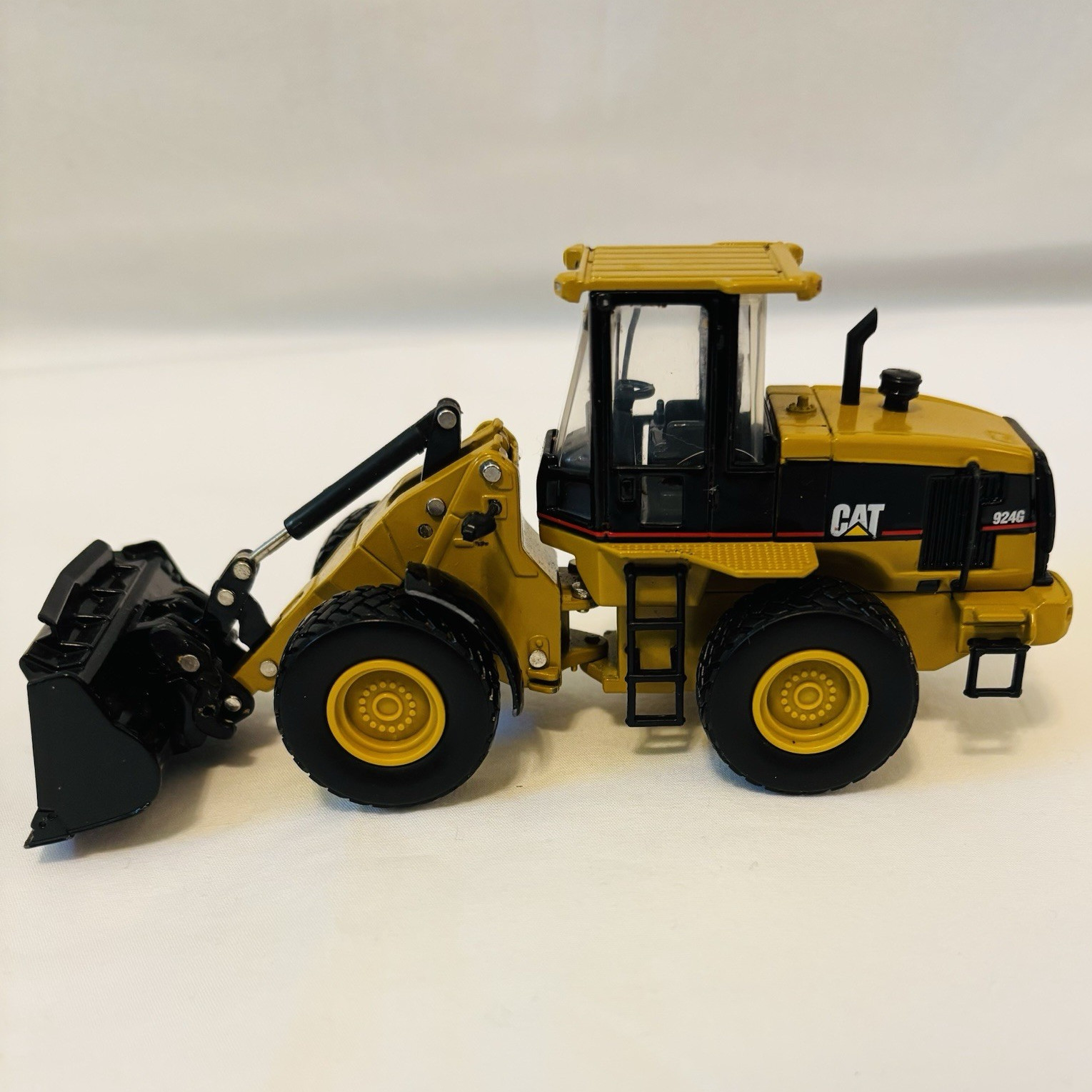 Norscot CAT 924G Wheel Loader Diecast Model 1:64 Yellow/Black
