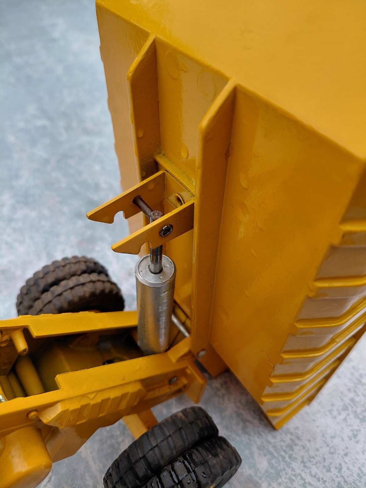 Vintage 1970s Ertl 1/25 International Pay Hauler 12″ Hydralic Dump Truck