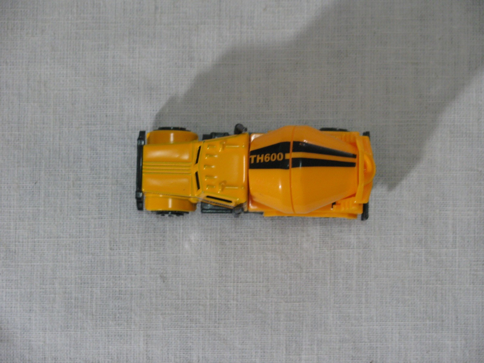 Unbranded 1:64 Scale Diecast TH600 Classic Cement Mixer Truck, Yellow