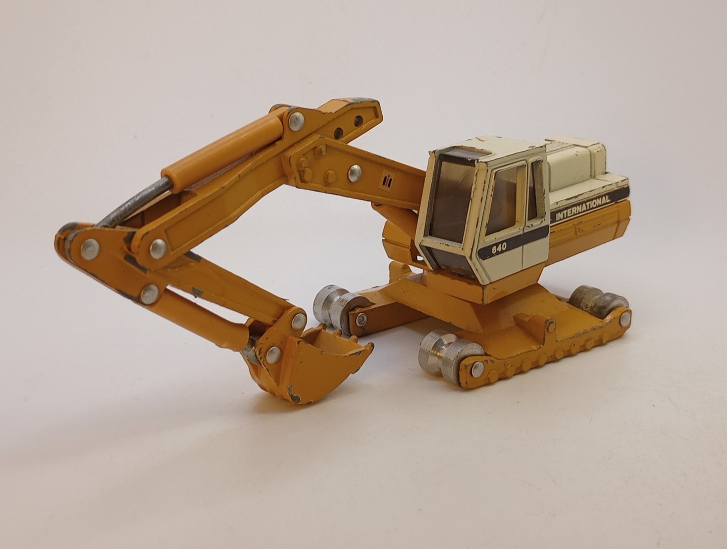 Vtg. 1984 Ertl Mighty Movers International Harvester 640 Excavator 1:64 Diecast