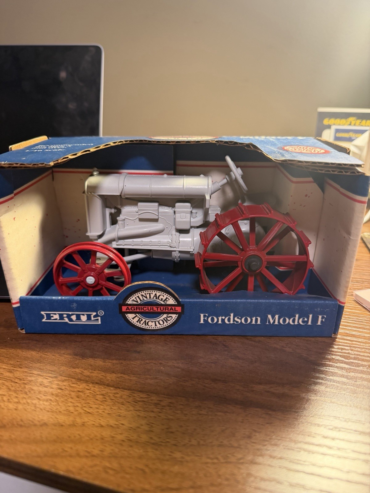 Ertl 1/16 301 Metal Vintage Agricultural Fordson Ford 8N Tractor #843