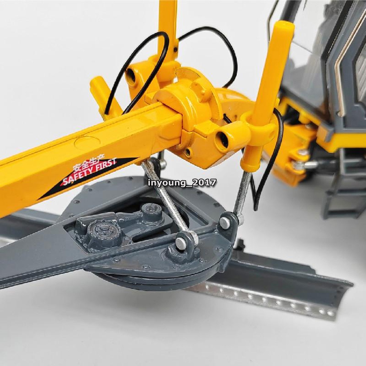 1:35 Grader Truck Model Toy Car Diecast Construction Toys Vehicle for Boys Kids