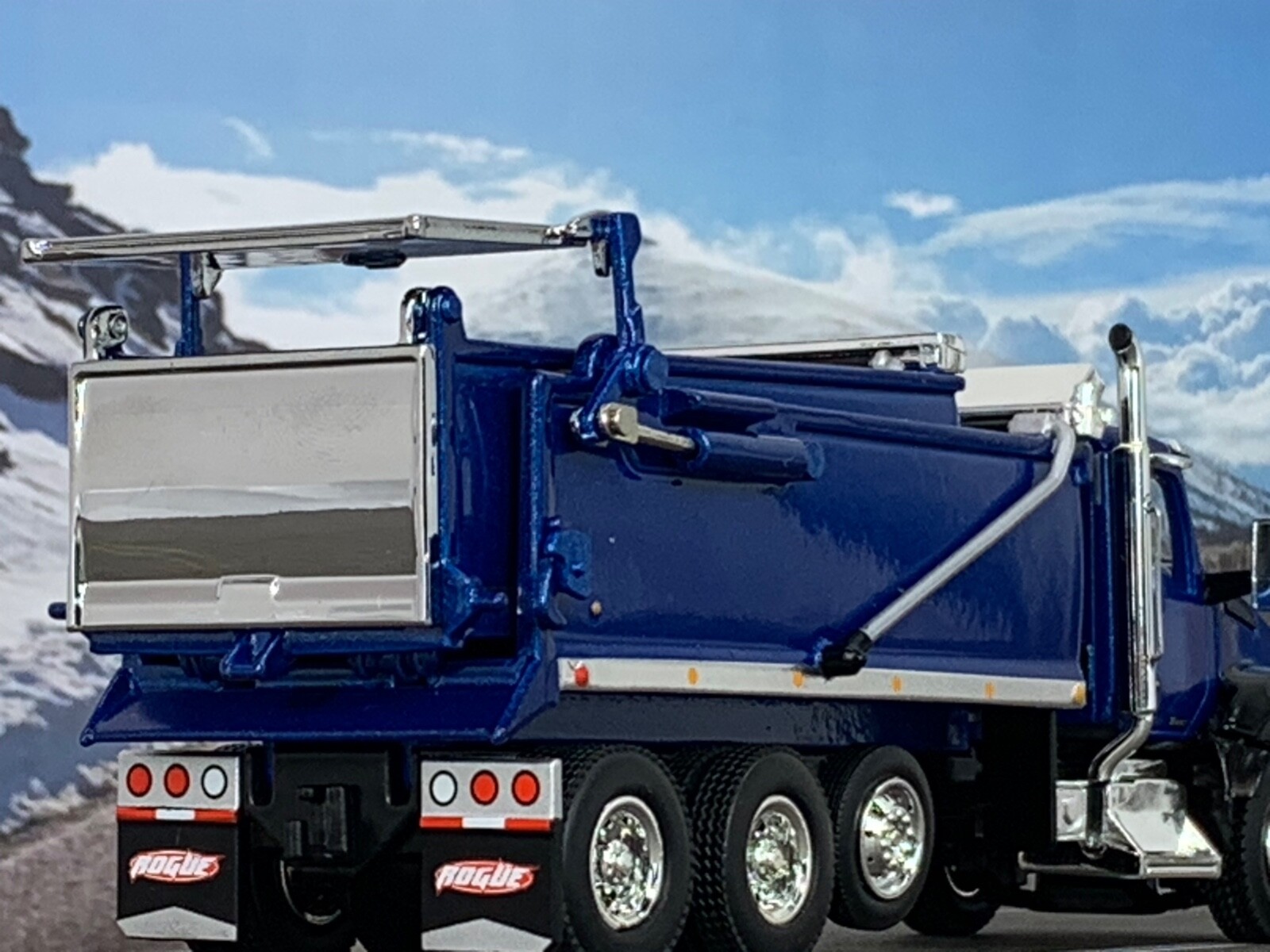 1/64 DCP KENWORTH T880 ROGUE DUMP AND TRANSFER TRAILER