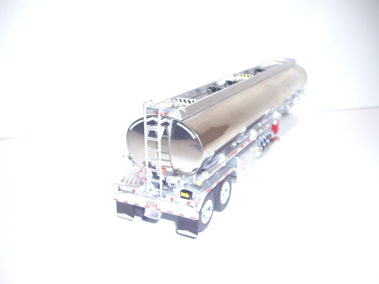 DCP FIRST GEAR 1/64 CHROME WITH RED LANDING GEAR HEIL FUEL TANKER
