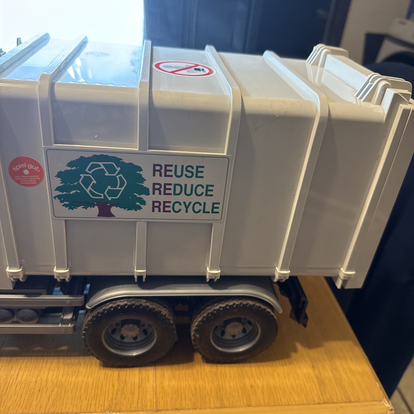 BRUDER MAN TGA Side Loading Garbage Recycle Truck w/2 Cans Vtg. 1998 – 21″ 1:16