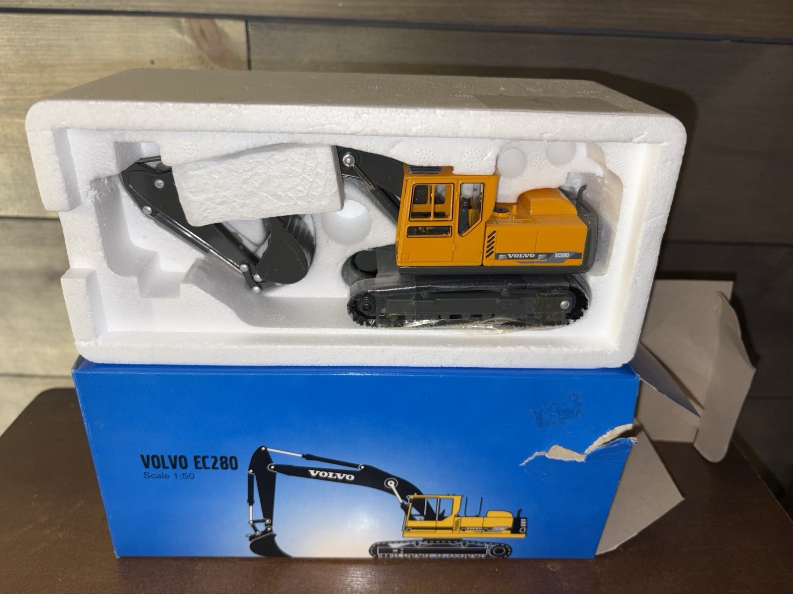 VOLVO CONSTRUCTION EQUIPMENT GROUP 1/50 EC280 EXCAVATOR SCOOP DIECAST W/BOX