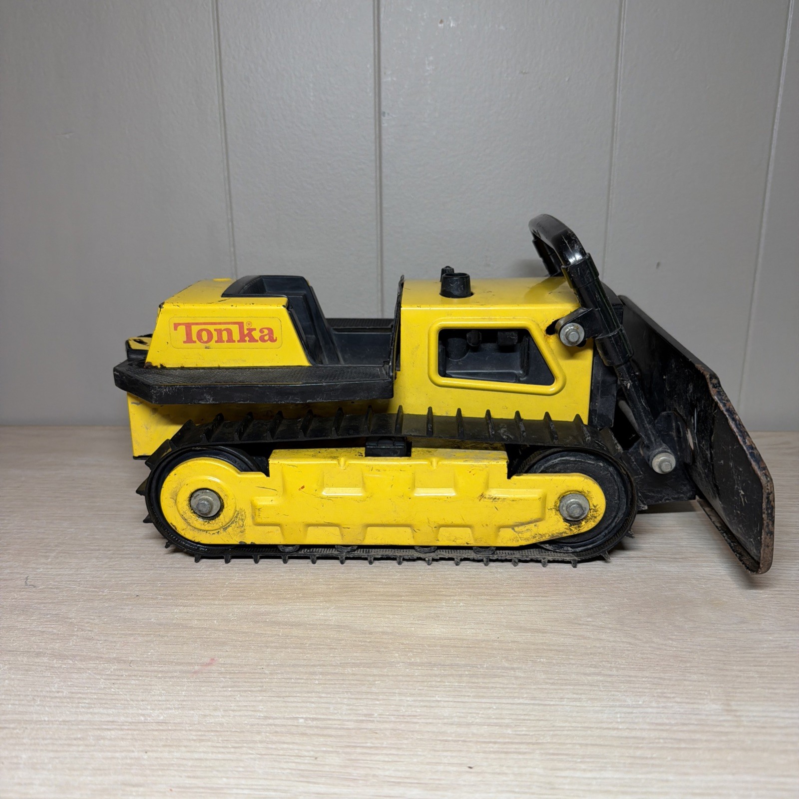 Tonka. Vintage 1980’s Yellow Steel Bulldozer 13″ Model #51054 MADE IN USA