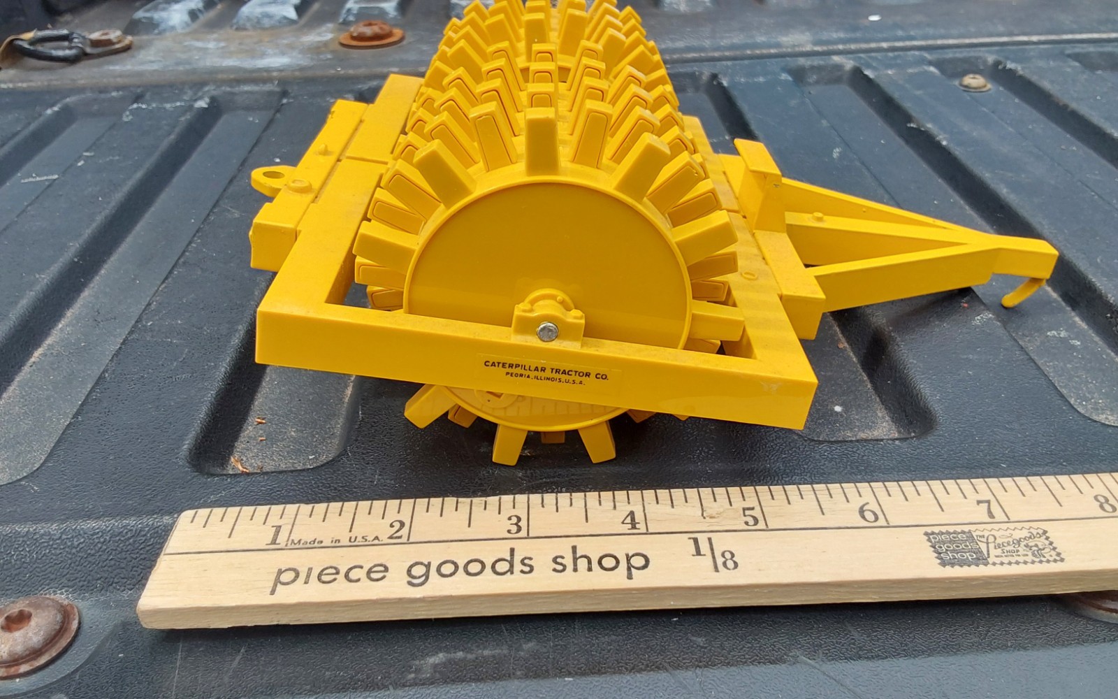 Ertl Caterpillar Sheep’s Foot Roller Compactor 1:16