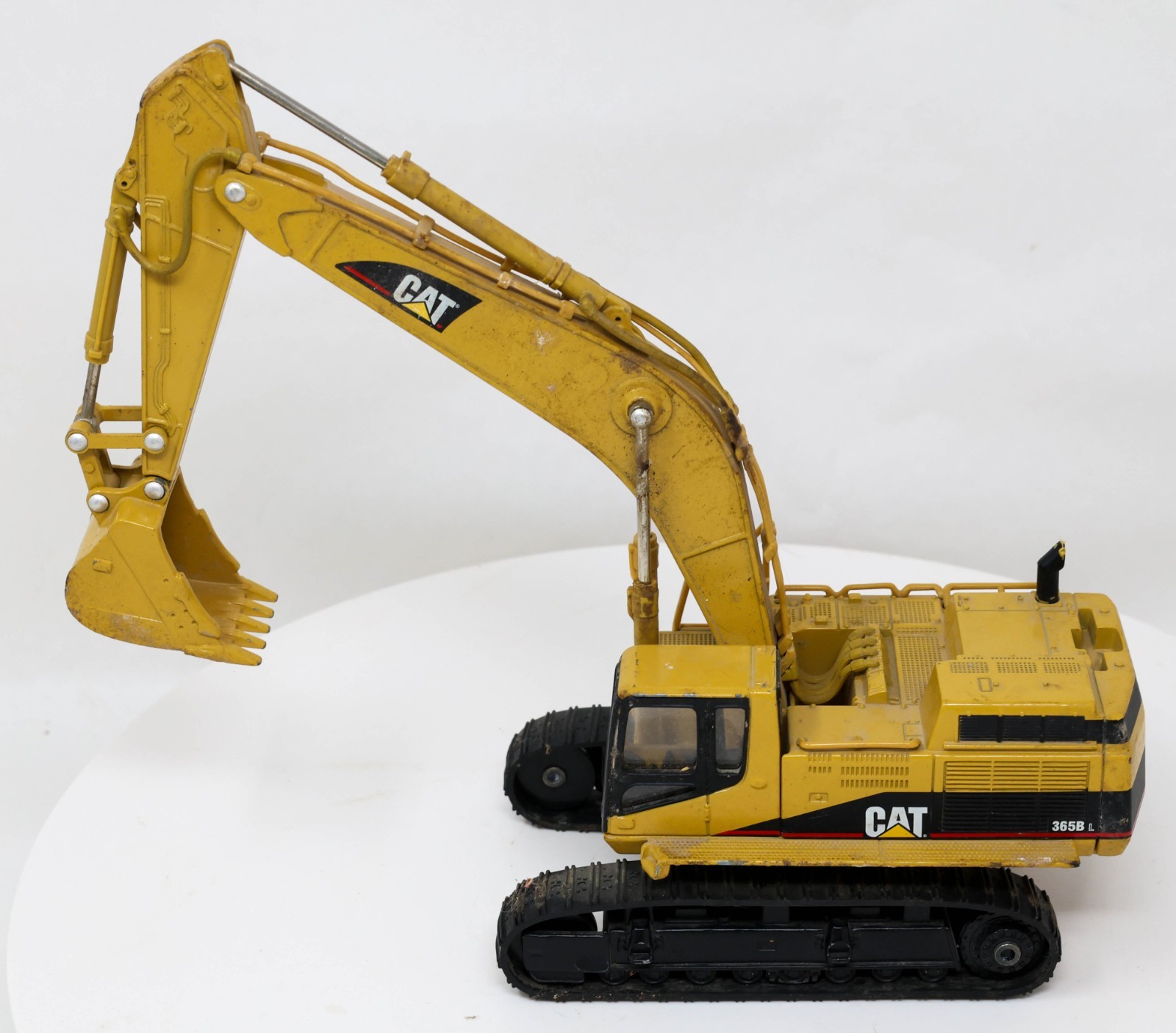 Preowned Norscot Caterpillar CAT 365BL Excavator Die-cast Model 1:50 Scale 55058