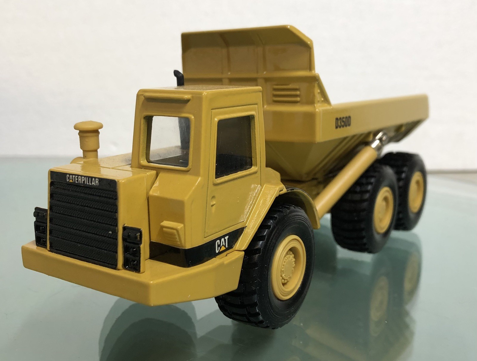 ERTL 2431 CAT D350D Articulated Dump Truck 1:50 Scale Diecast