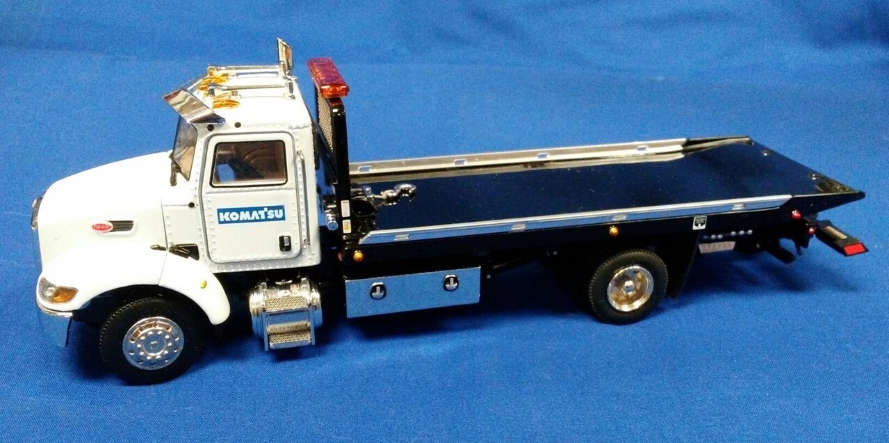 TWH 080-101 Peterbilt Jerr-Dan 5T Steel Shark Rollback – Komatsu 1/50 Diecast MB