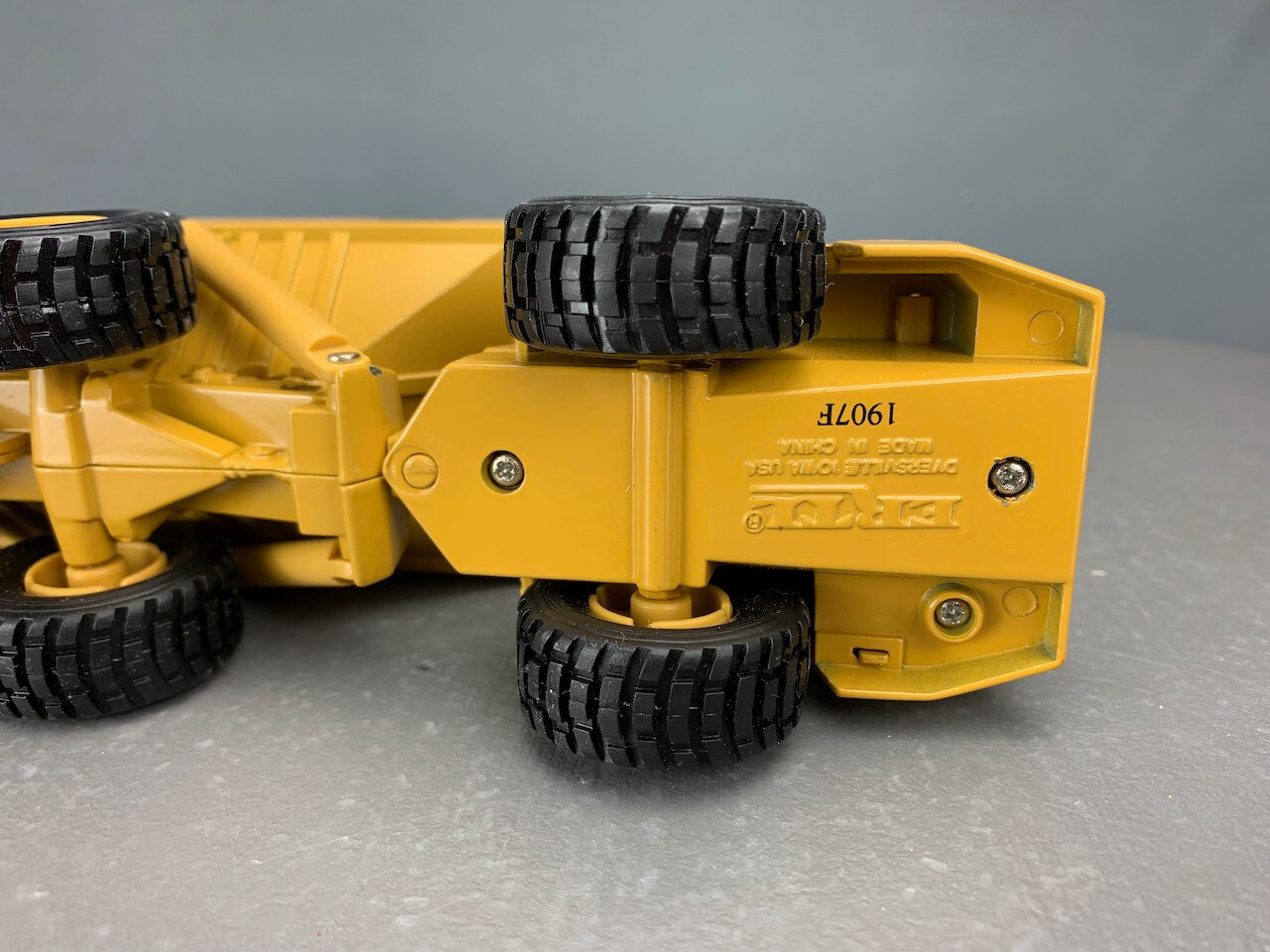 1/50 Ertl 2431 Caterpillar D350D articulated Dump Truck D0221 LZ