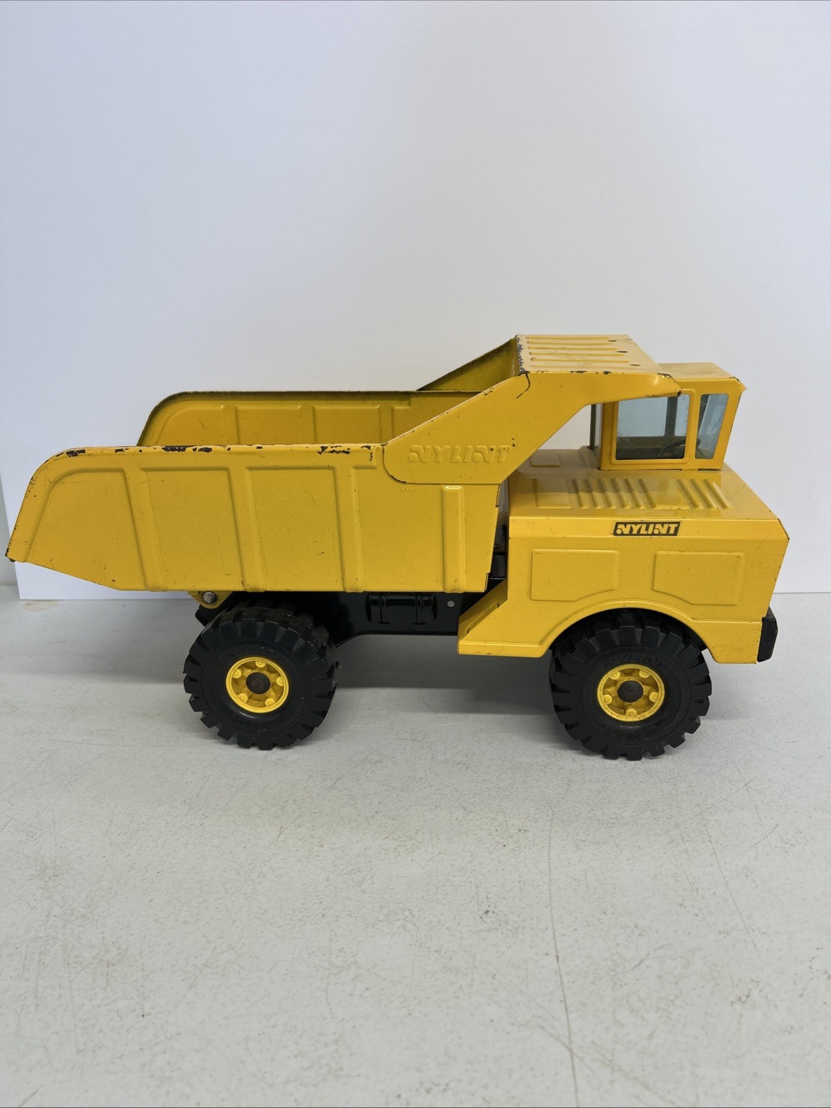 VTG. LATE 1960’S NYLINT Large Pressed Steel 17″ Yellow Construction Dump Truck