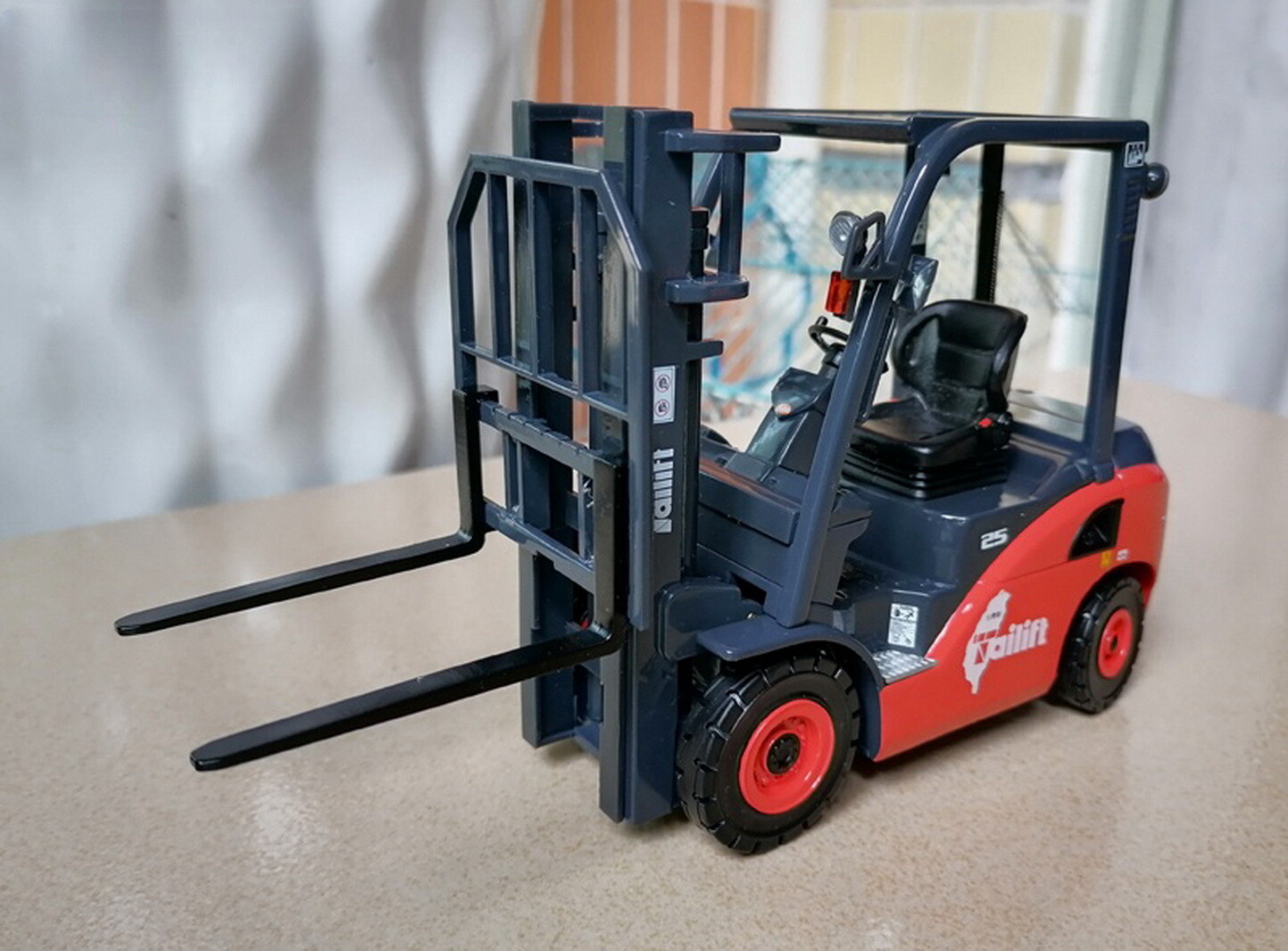 1/20 Scale Tailift 25 Forklift Fork Lift Truck Diecast Model Toy NIB