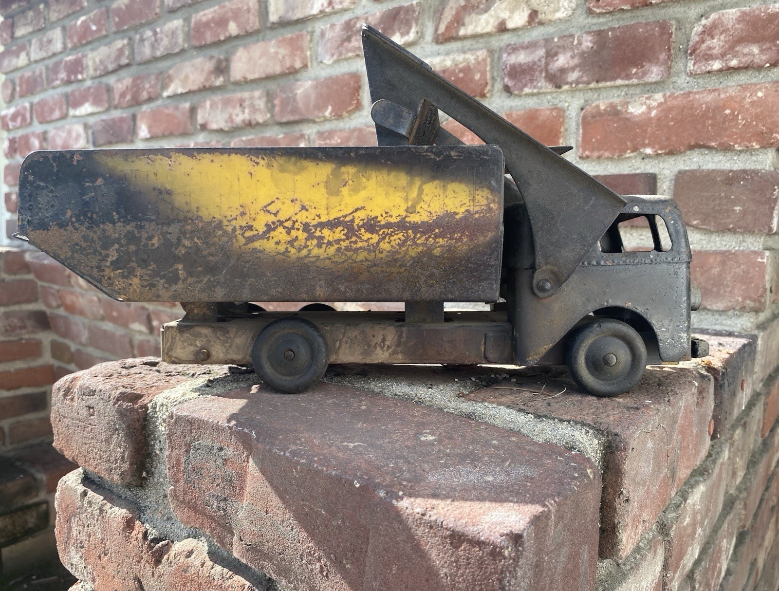 Roberts / Roberts Metal Craft Pressed-Steel Dump Truck (late 1940s–early 1950s)