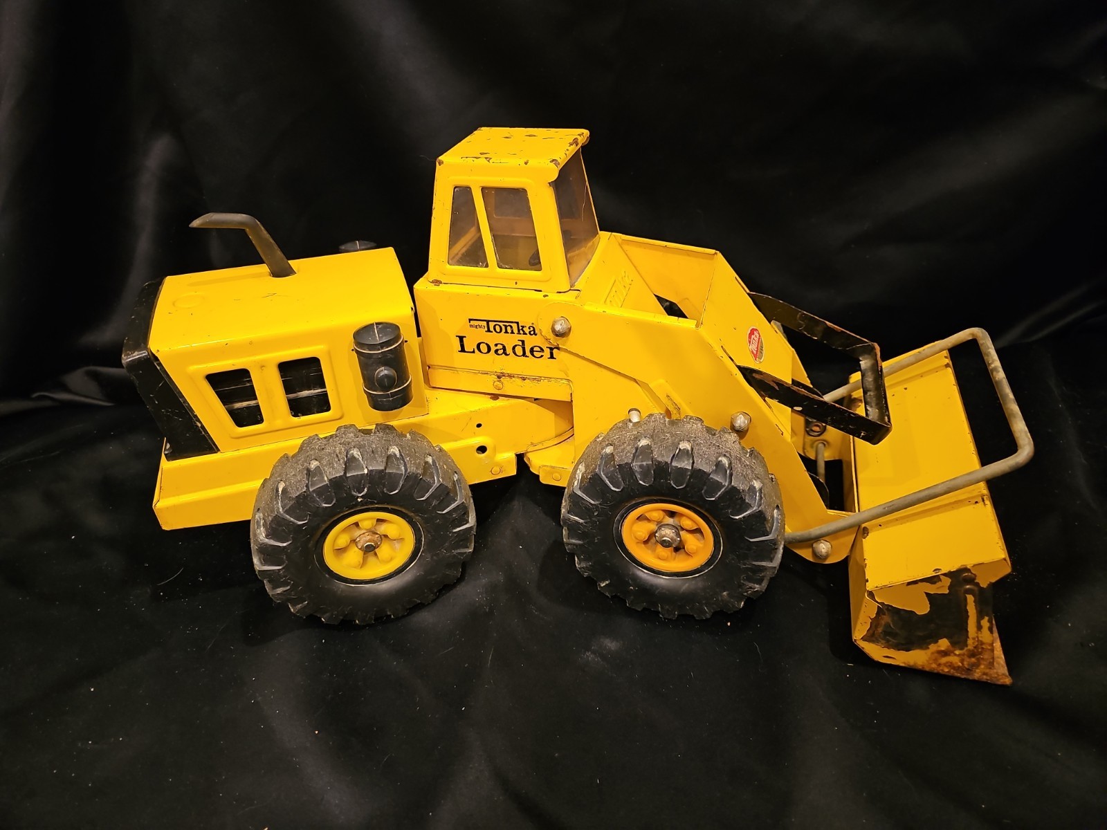 Vintage Mighty Tonka Loader Construction Toy 3920 w/ original Box Pressed Steel