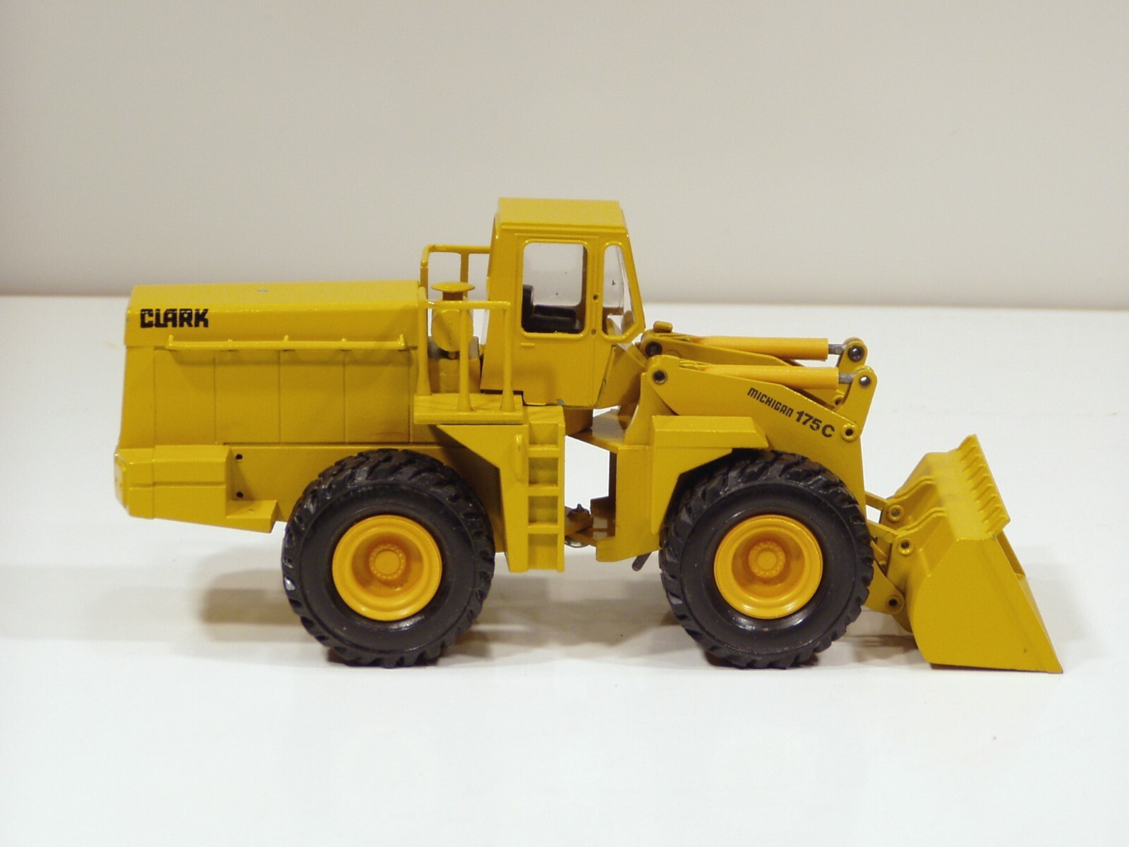 Clark Michigan 175C Loader – 1/50 – Conrad #2885 – N.MIB
