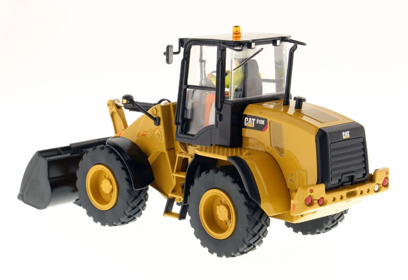 DIECAST MASTERS – CATERPILLAR 910K on tires with figure and u…