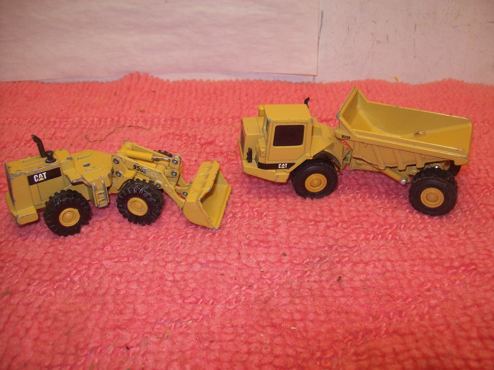 ERTL Diecast Norscot Caterpillar D25D Articulated Dump Truck & 950E Loader 1:64