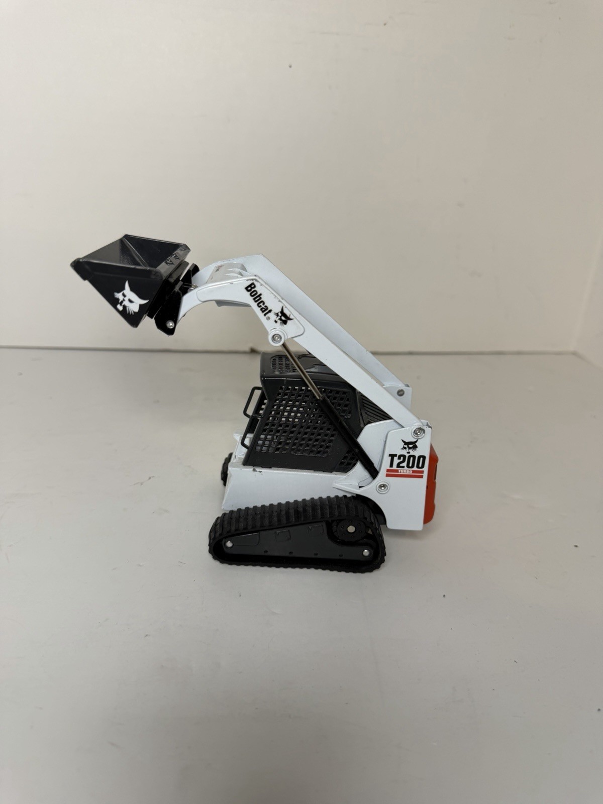 BOBCAT T200 COMPACT TRACK LOADER 1:25 SCALE DIECAST MODEL