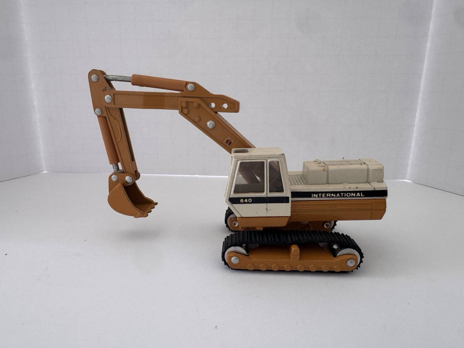 ERTL Mighty Movers IH Excavator 640 Die-Cast Model, 1/64 Scale No Box