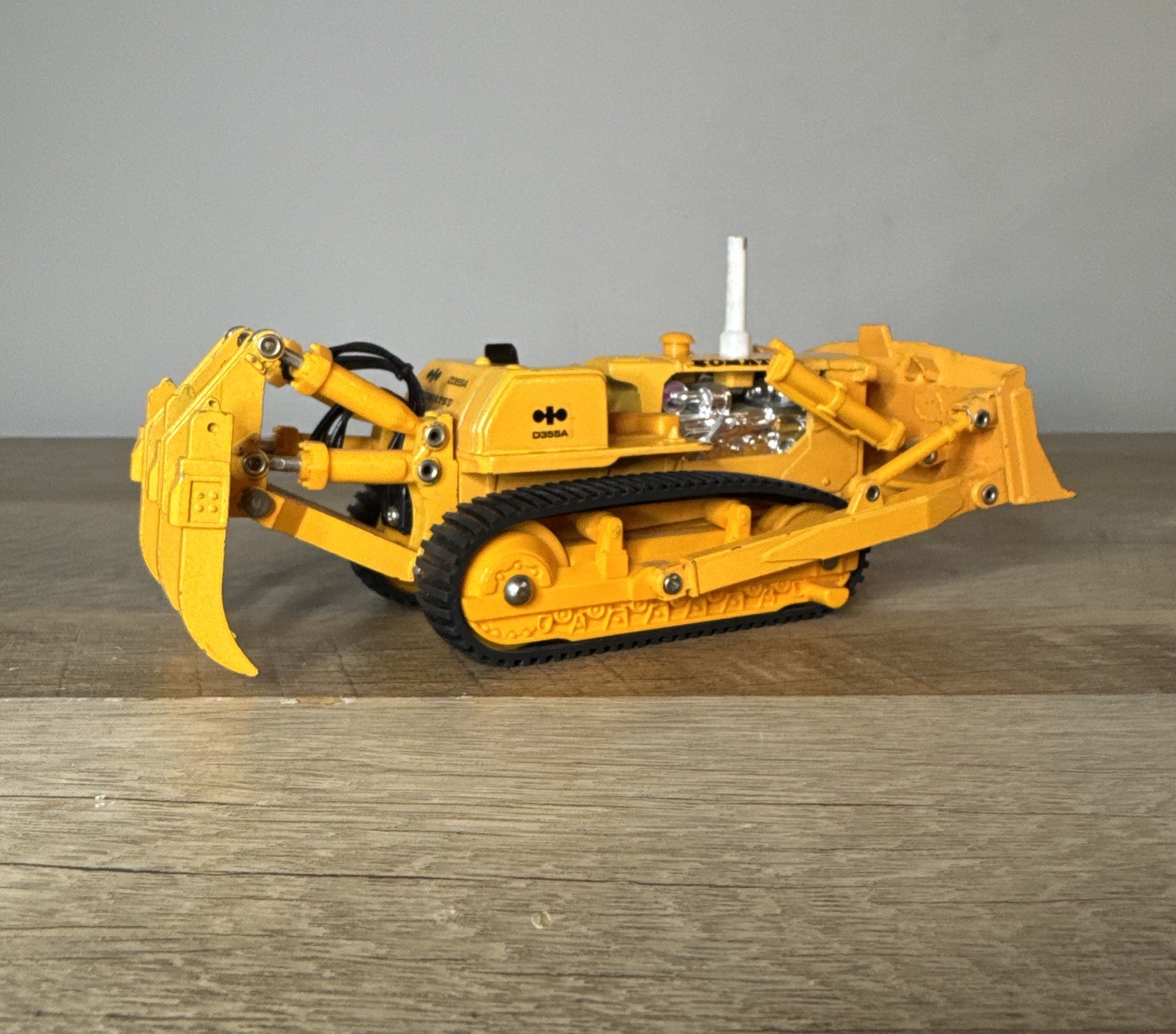 Komatsu D355A Bulldozer Crawler Tractor Diecast Model Vintage 1.80 lb