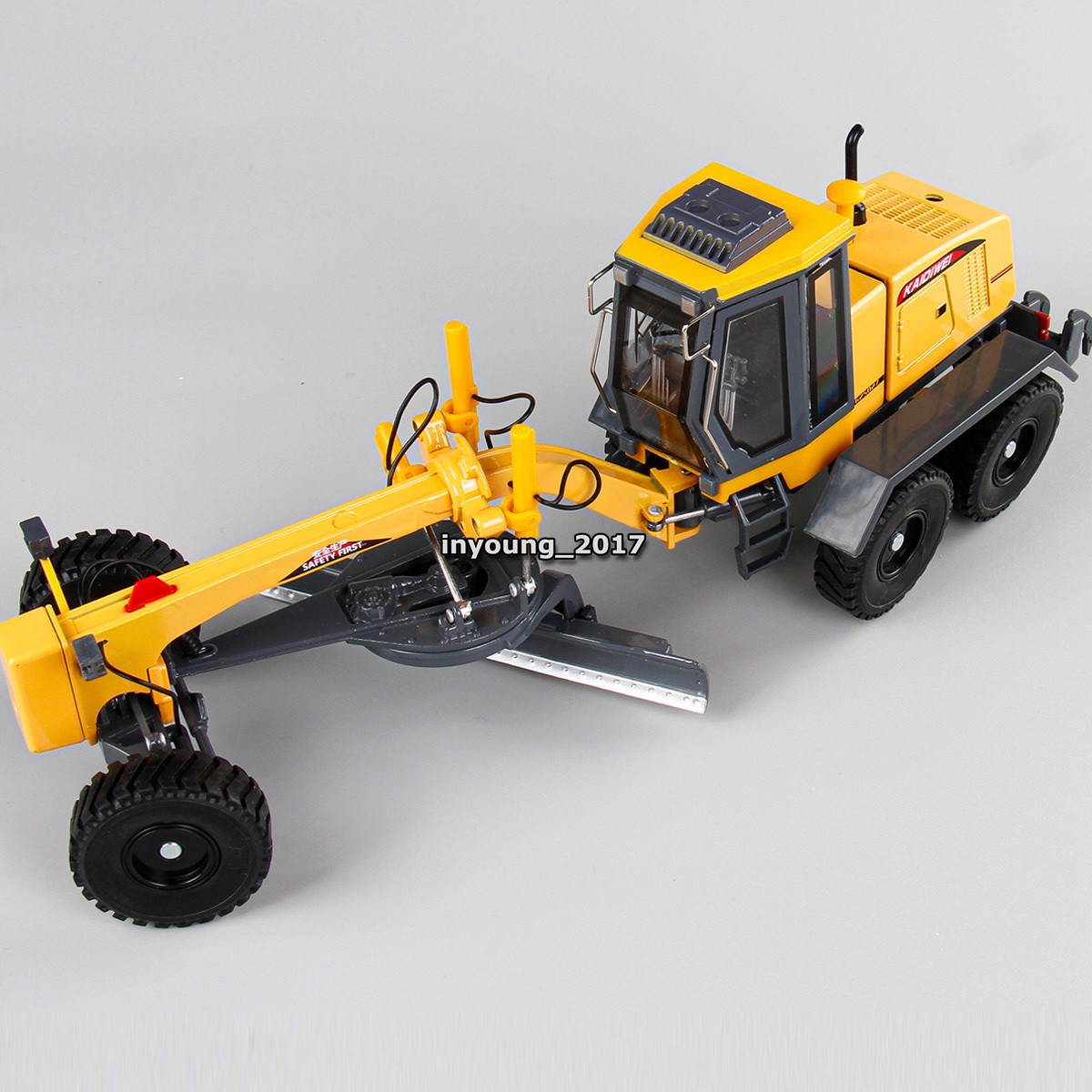 1:35 Grader Truck Model Toy Car Diecast Construction Toys Vehicle for Boys Kids