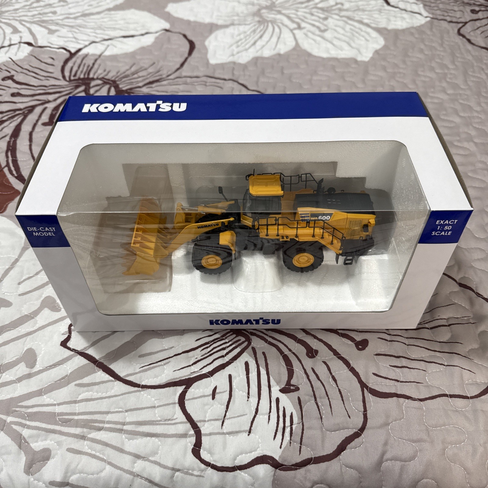 Komatsu WA600-8 Wheel Loader Wheeled Loader With Forks 1:50 Model 8153 MB