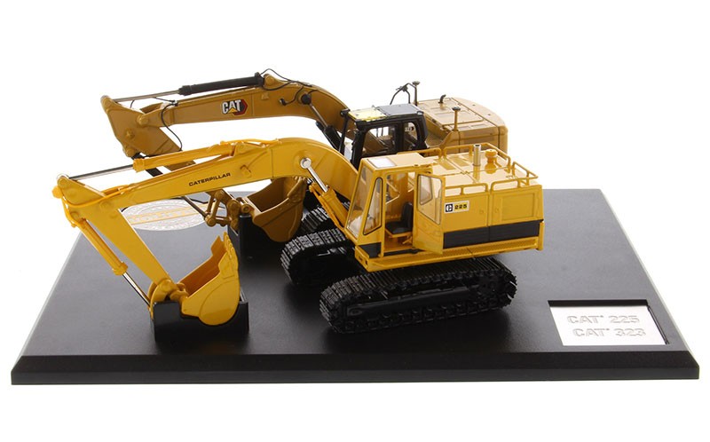 DieCast Masters 85715 1:50 Cat 225 Excavator & Cat 323 Excavator Diecast Model