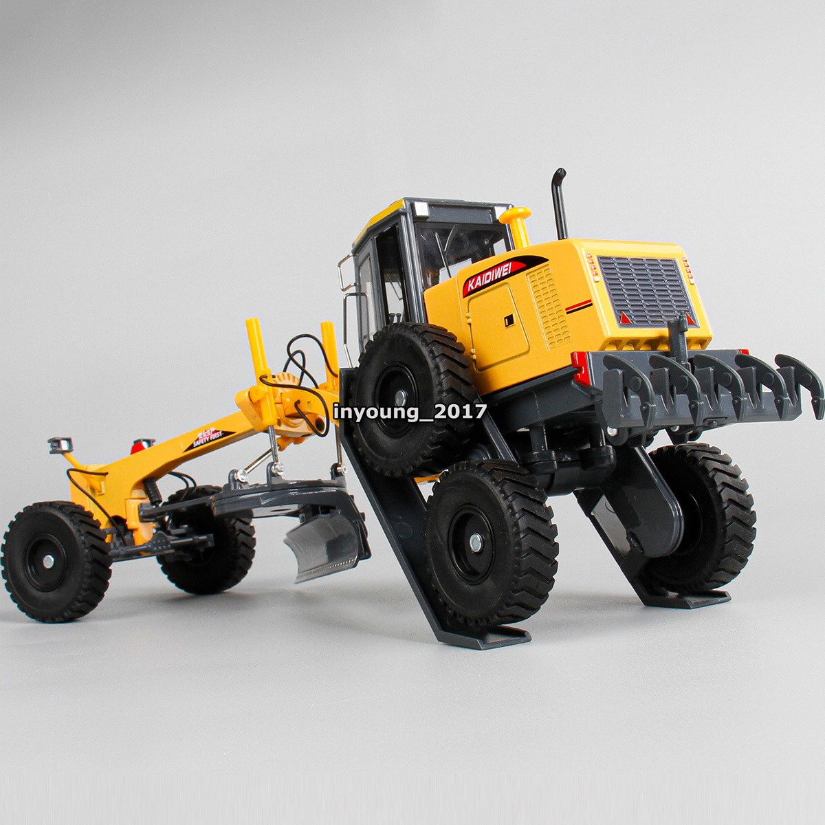 1:35 Grader Truck Model Toy Car Diecast Construction Toys Vehicle for Boys Kids