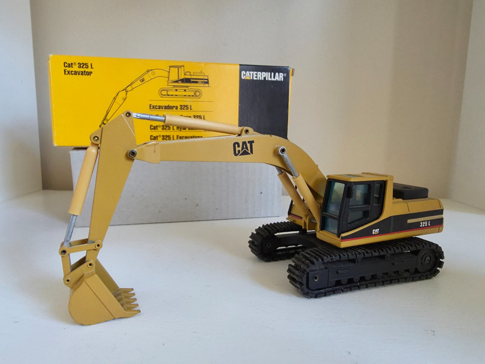 NZG Caterpillar 325L Excavator, Die Cast Model 1:50, New in original Packaging.